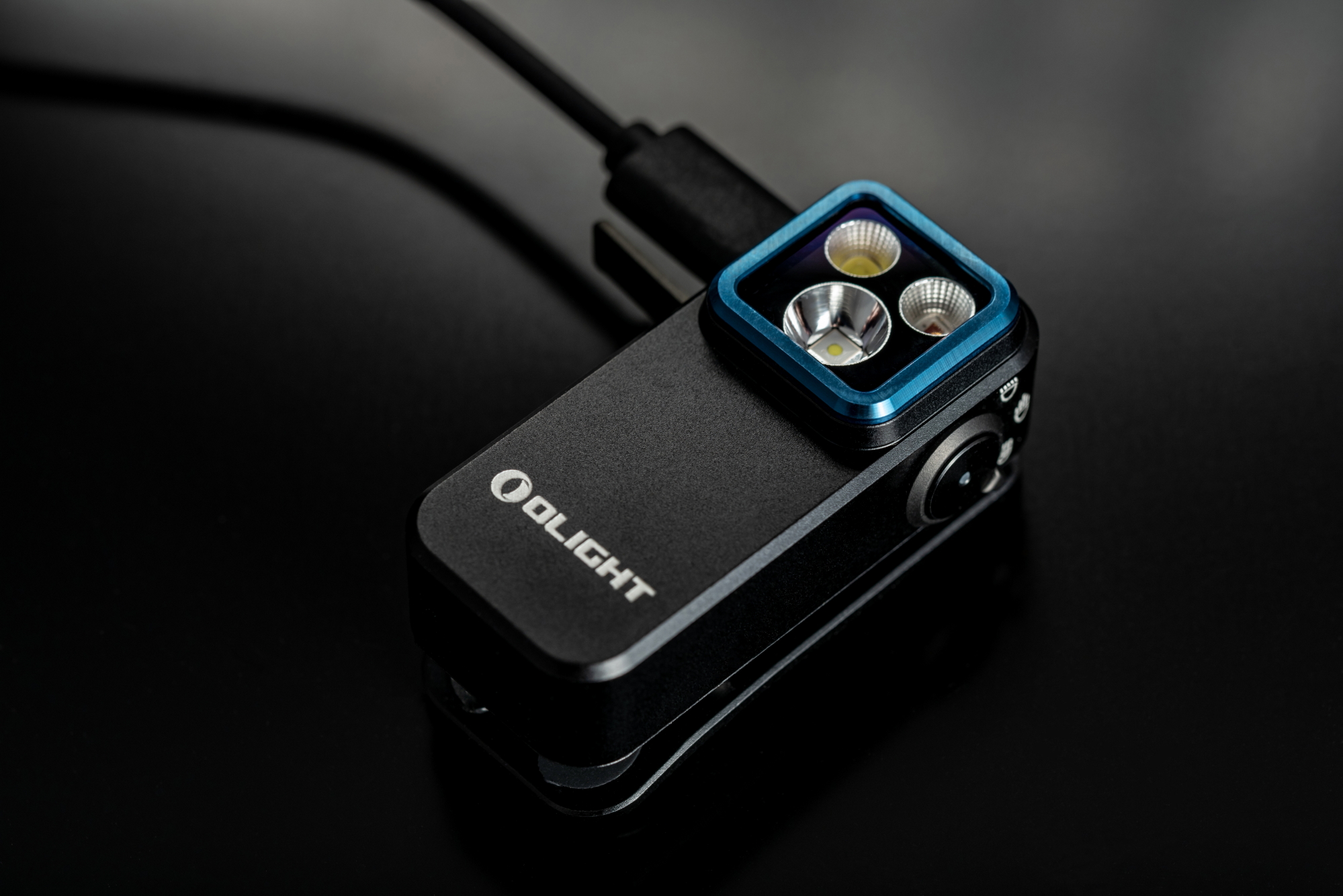 Kompakte schwarze Olight LED-Taschenlampe mit USB-C-Ladekabel