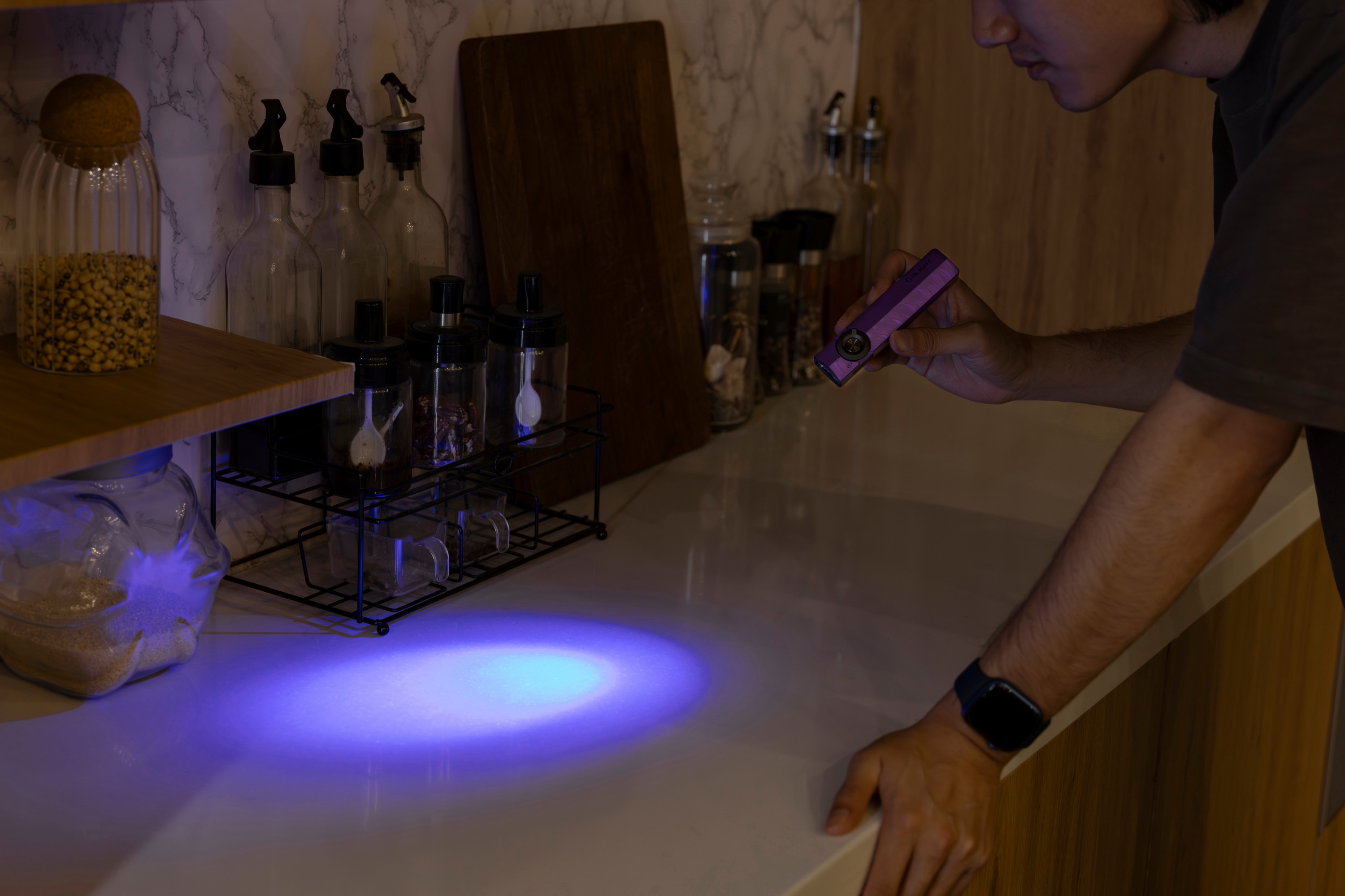 Olight ArkPro UV Licht Anwendung