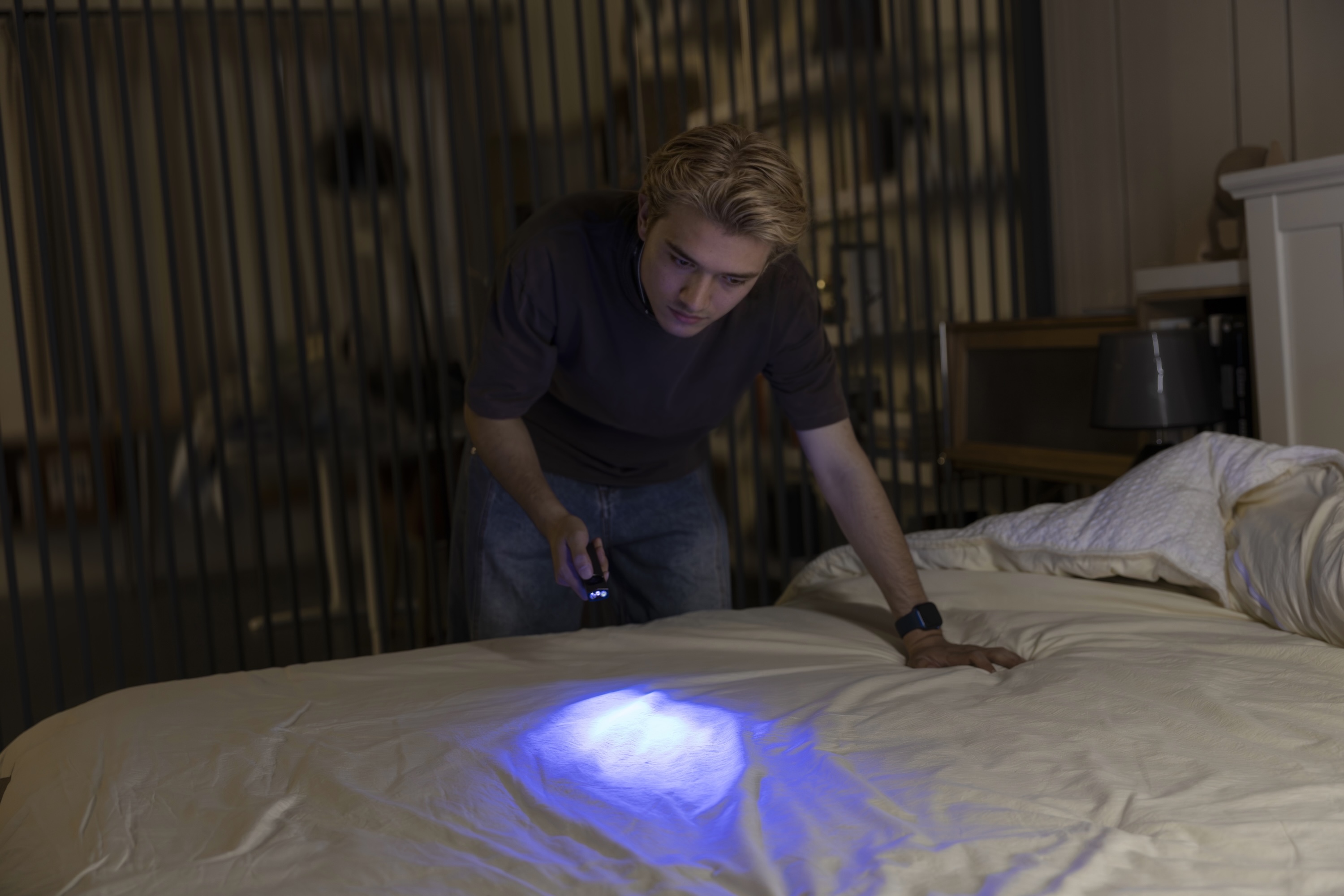 Detecting organic traces under 365nm UV light
