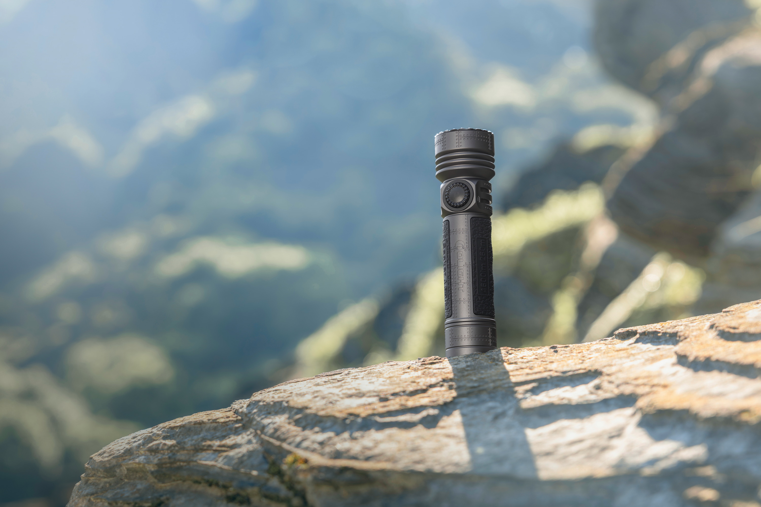 La Seeker 4 Pro Escadron Fant&ocirc;me pos&eacute;e sur un rocher en montagne