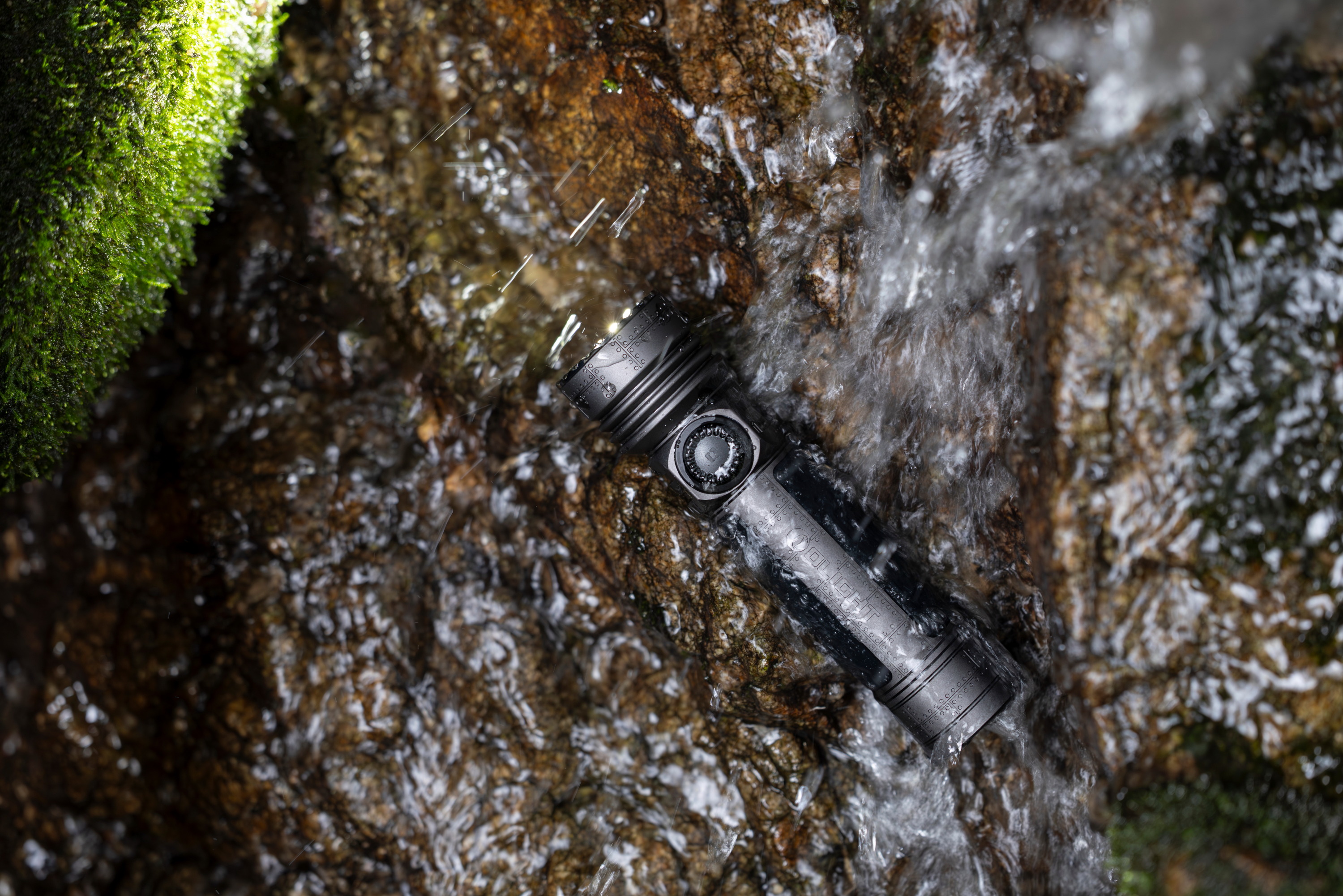 La robustesse et l'&eacute;tanch&eacute;it&eacute; de la lampe torche puissante Olight sous l'eau d'une cascade