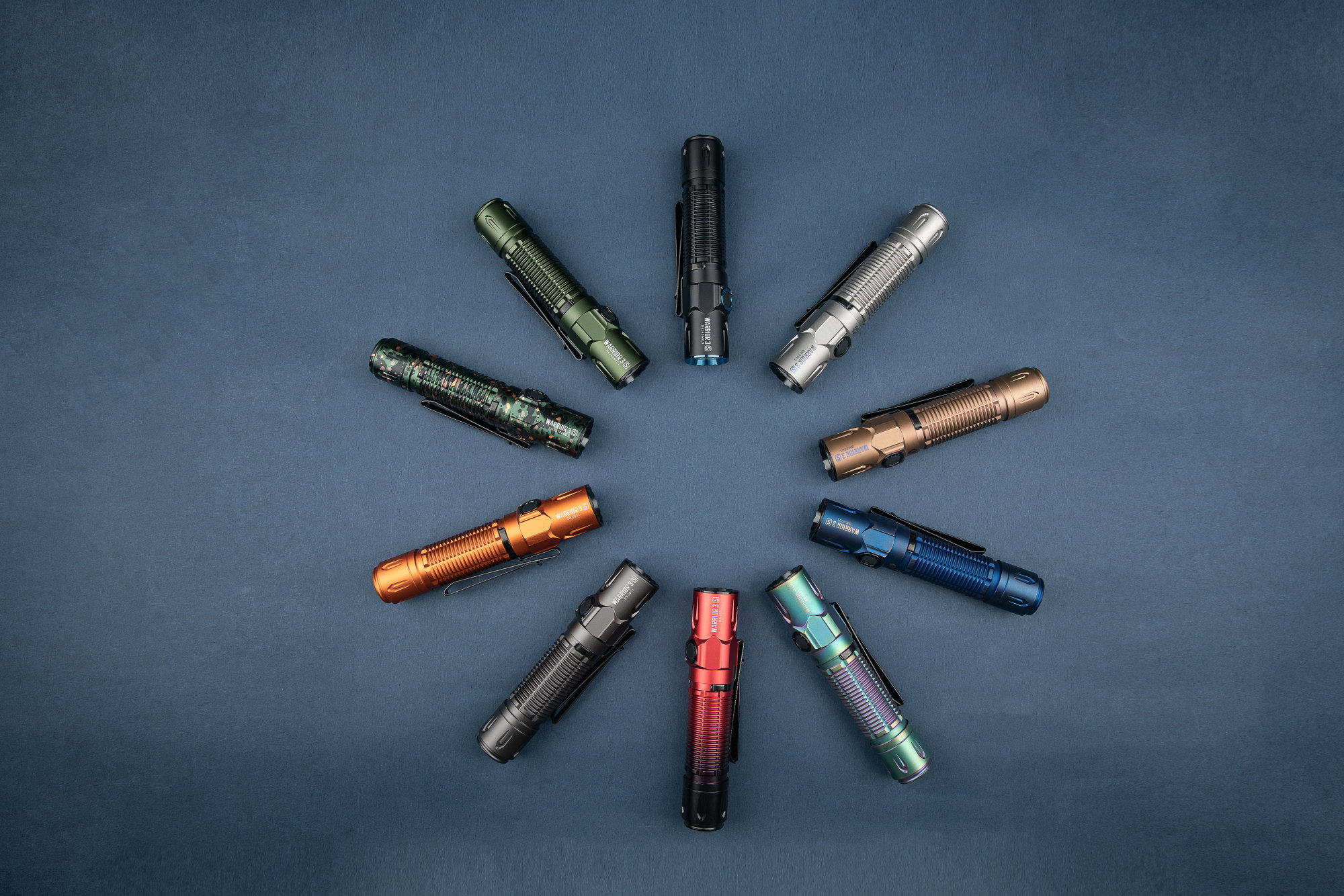 Collection de lampes de poche LED Olight Warrior 3S et Warrior 3 en divers coloris, présentées en cercle.