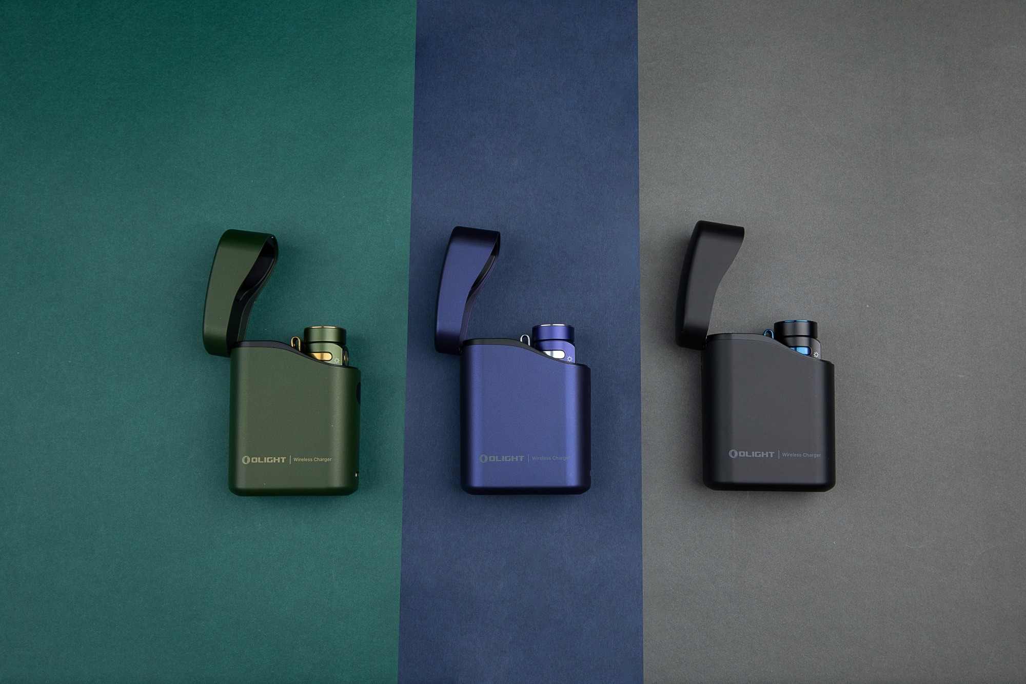 OLIGHTワイヤレス充電器、3色(オリーブグリーン、ブルー、ブラック)のポータブル充電ケースと充電中の懐中電灯。