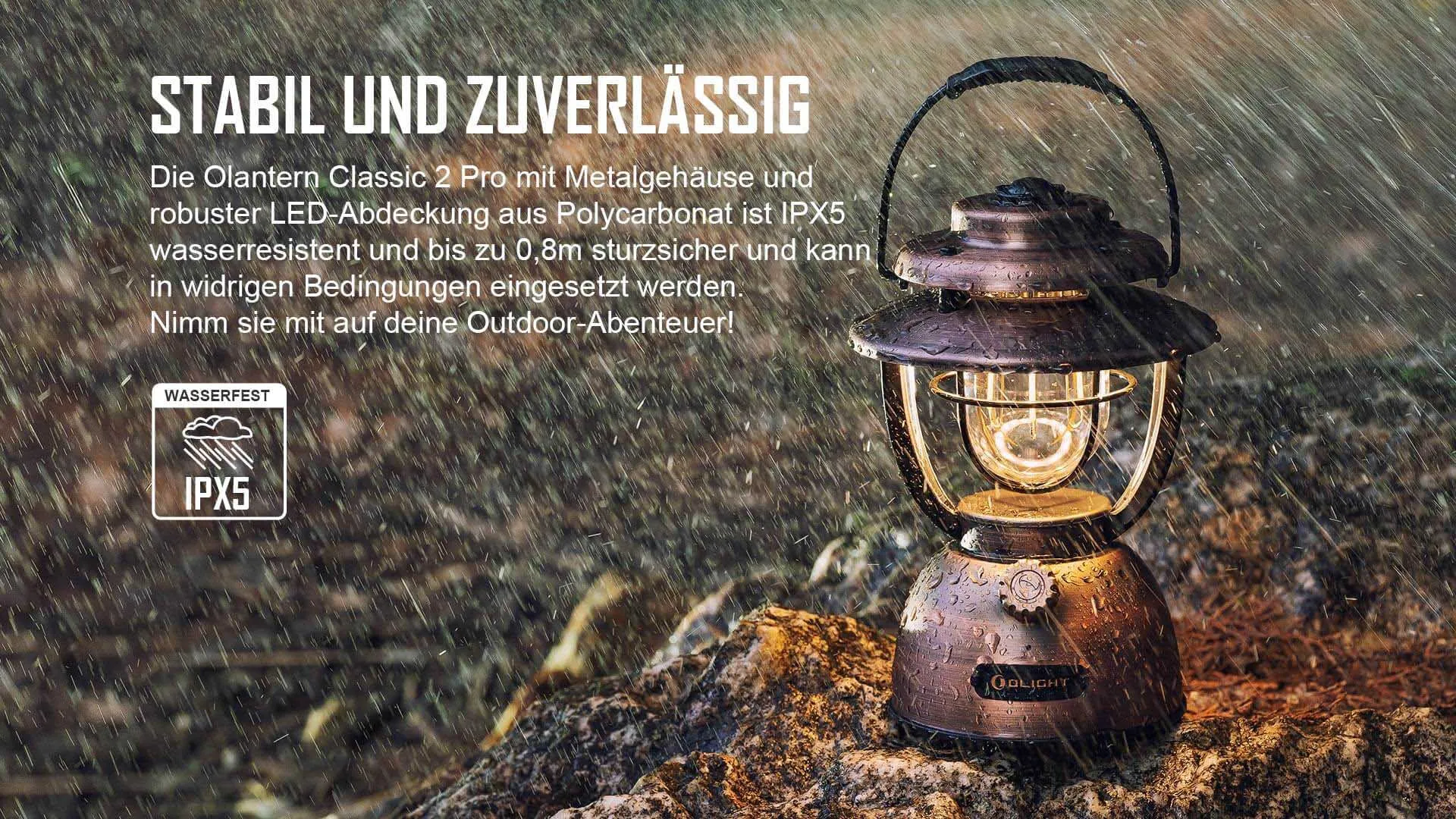 Olantern Classic 2 Pro LED-Laterne im Regen, IPX5 wasserdicht, robustes Metallgehäuse für Outdoor-Abenteuer.
