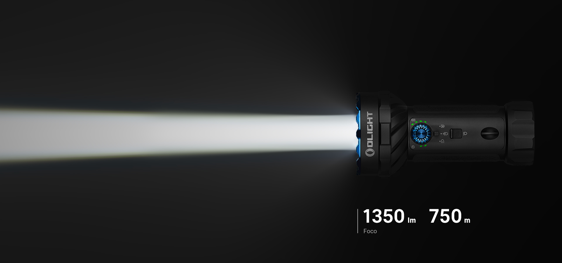 Linterna Olight de alto rendimiento con 1350 lúmenes y 750 metros de alcance, emitiendo un potente haz de luz blanca sobre fondo oscuro.