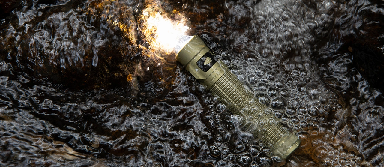 Lampe torche LED &eacute;tanche Olight Baton Ultra allum&eacute;e sous l'eau IPX8 certifi&eacute;e.