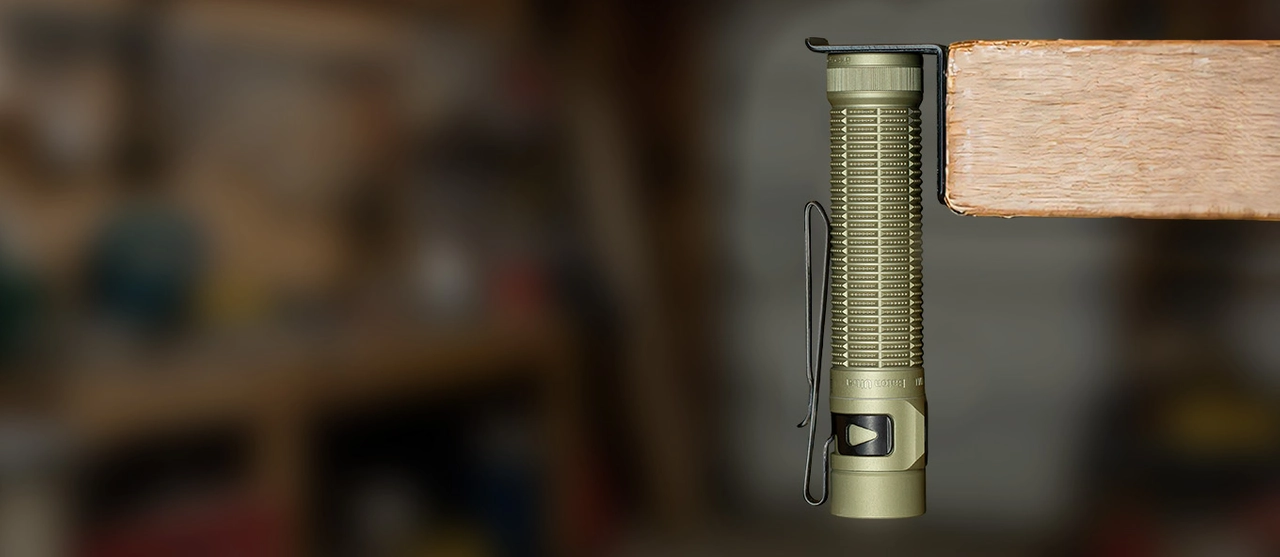 Lampe torche LED Olight Baton Ultra vert olive &ndash; &eacute;clairage longue port&eacute;e 300 m pour randonn&eacute;e nocturne.