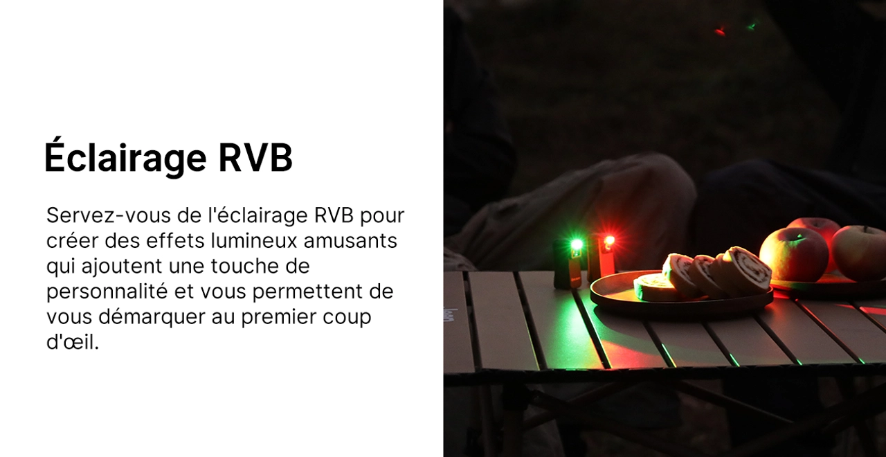 Éclairage RVB créatif pour camping : mini lampes LED diffusant des lumières rouge et verte sur une table avec gâteaux et fruits pour une ambiance nocturne unique en plein air.