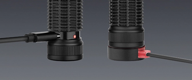 LED Taschenlampe mit zwei Ladeoptionen: USB-C Ladeanschluss mit roter Status-LED und magnetisches Aufladen &uuml;ber die Endkappe.