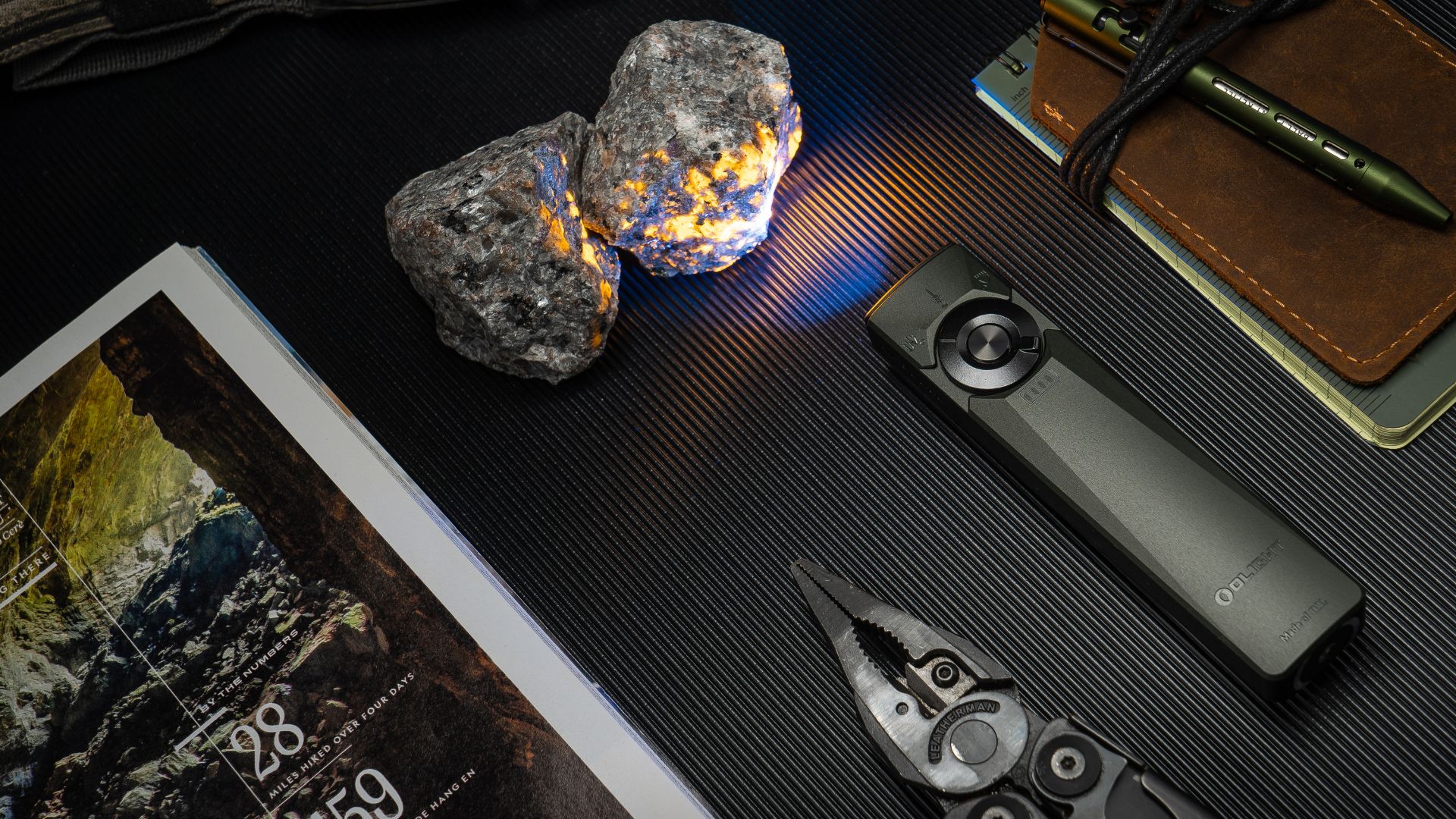 다양한 EDC 장비와 함께 놓인 Olight 손전등