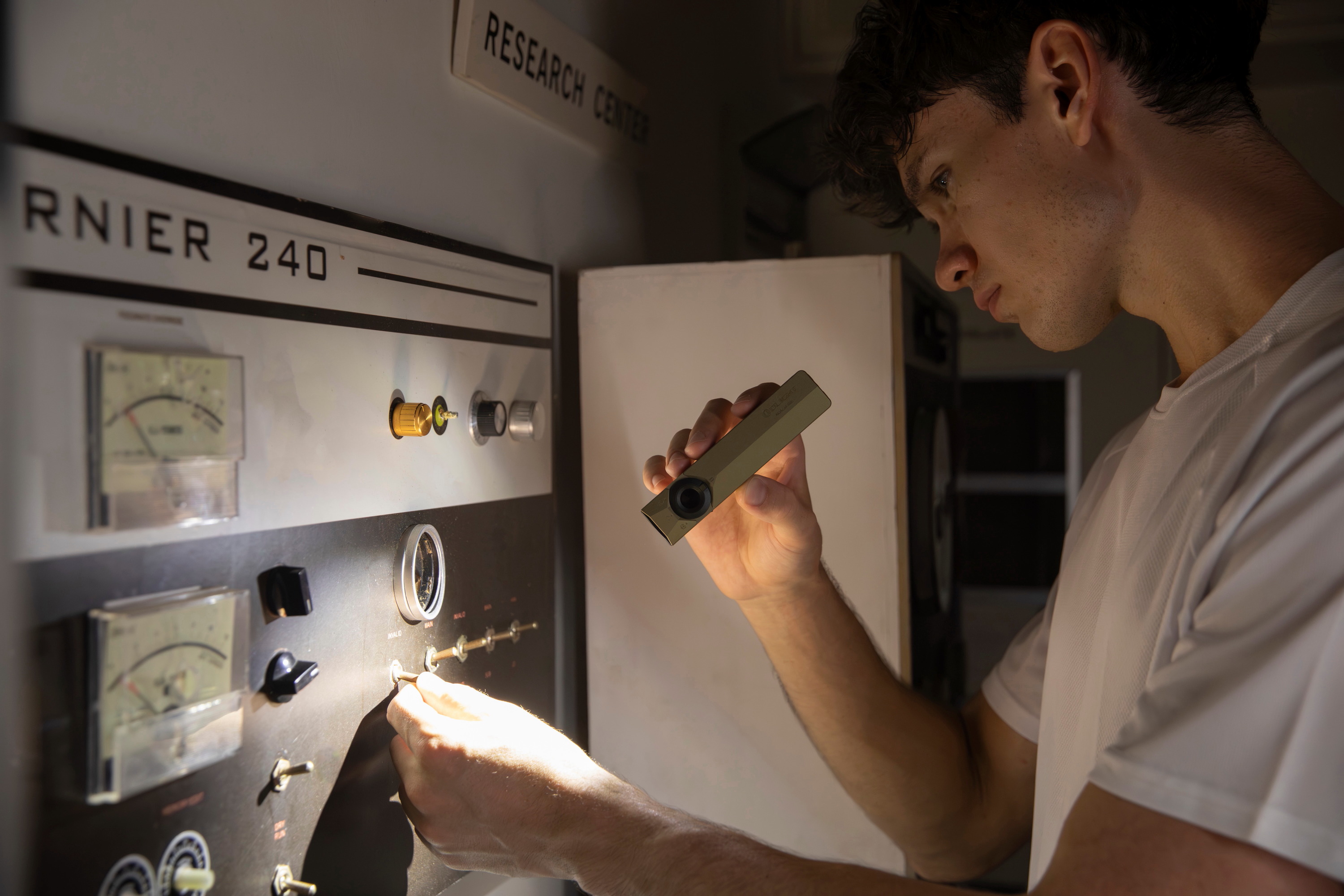 Home health check using the ArkPro series UV light feature for hygiene inspection and maintenance.