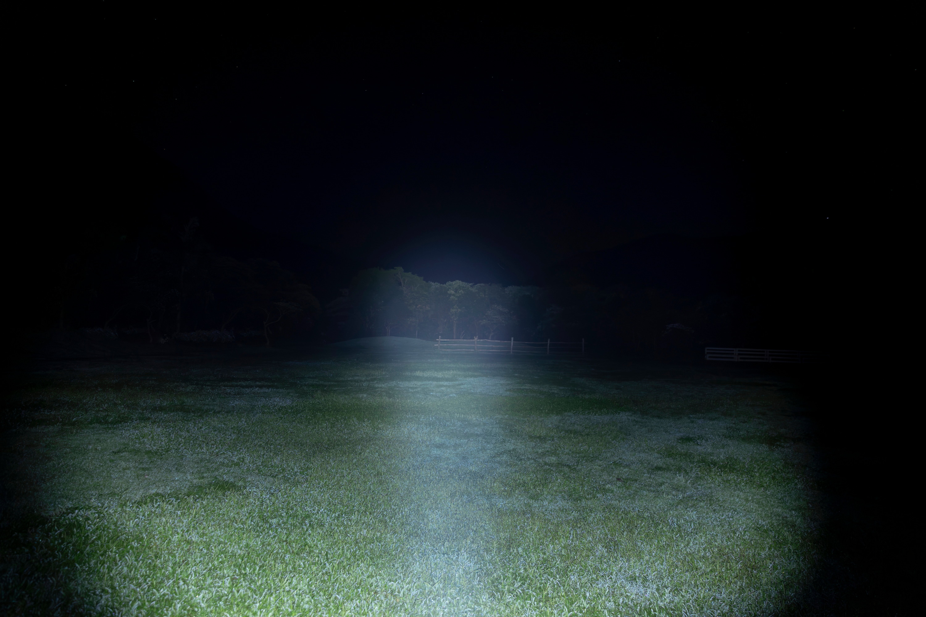 Powerful high-lumen LED flashlight beam