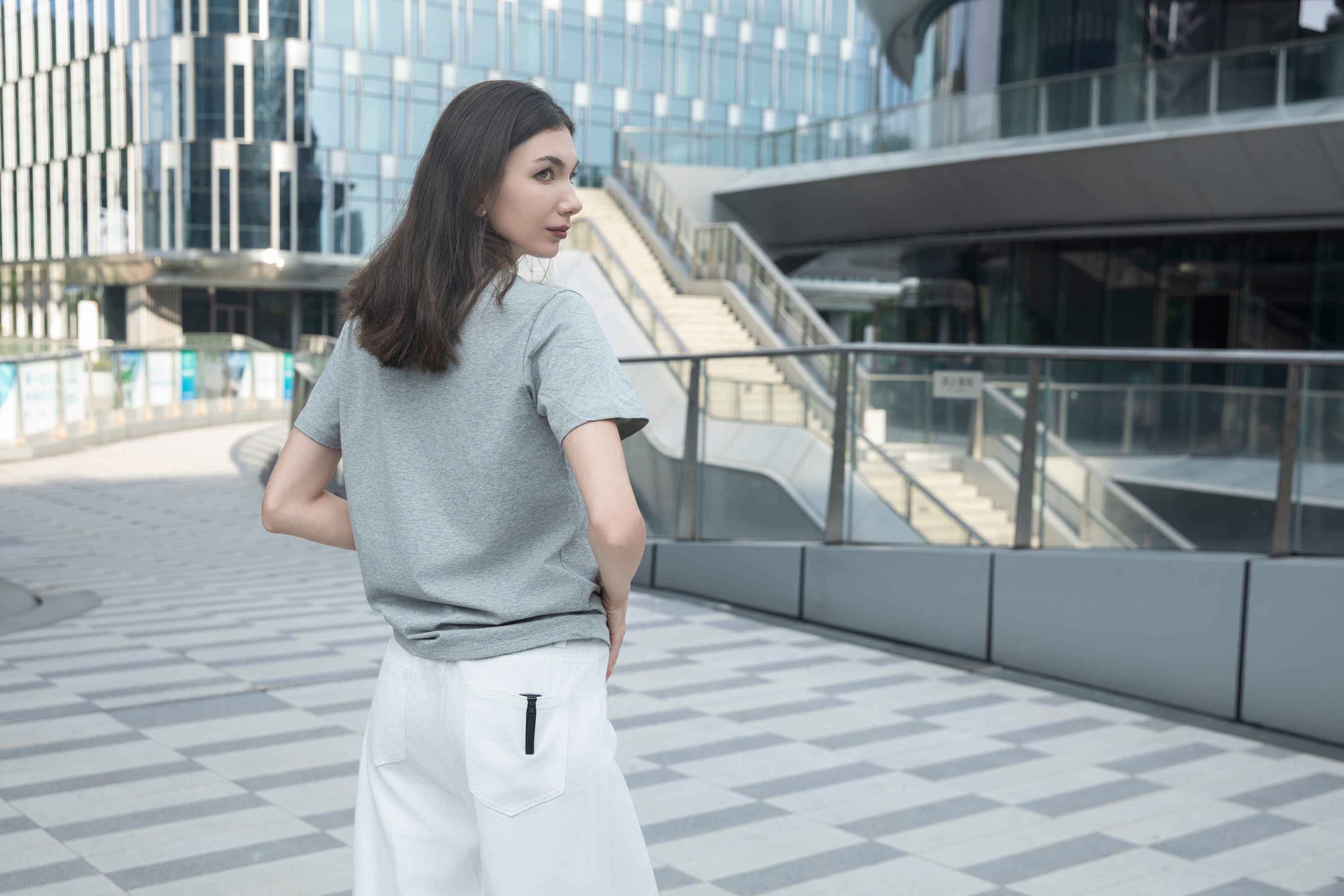 Reisende Frau vor moderner Kulisse