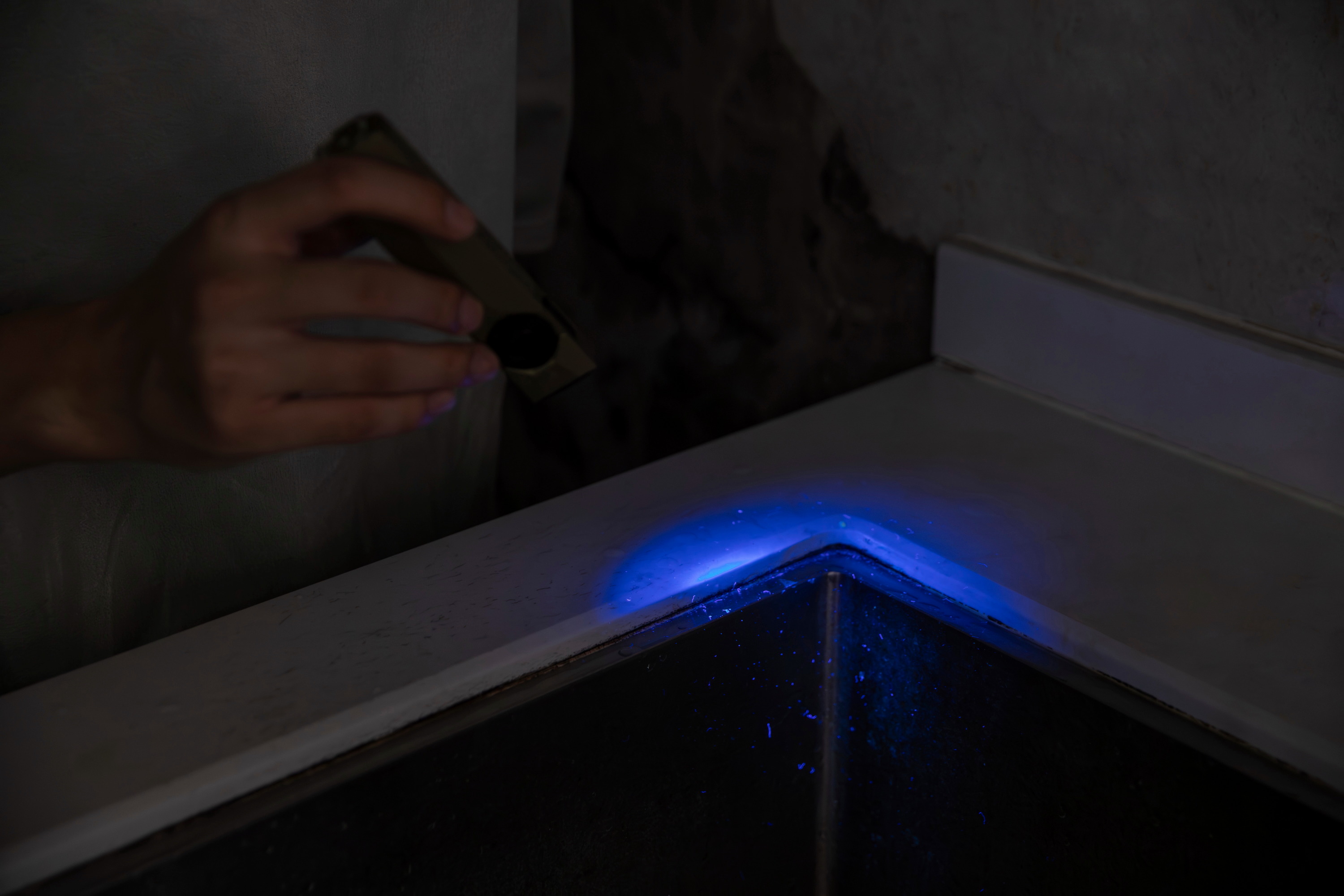K&uuml;chensp&uuml;le mit UV-Taschenlampe auf Schmutz und Bakterien pr&uuml;fen