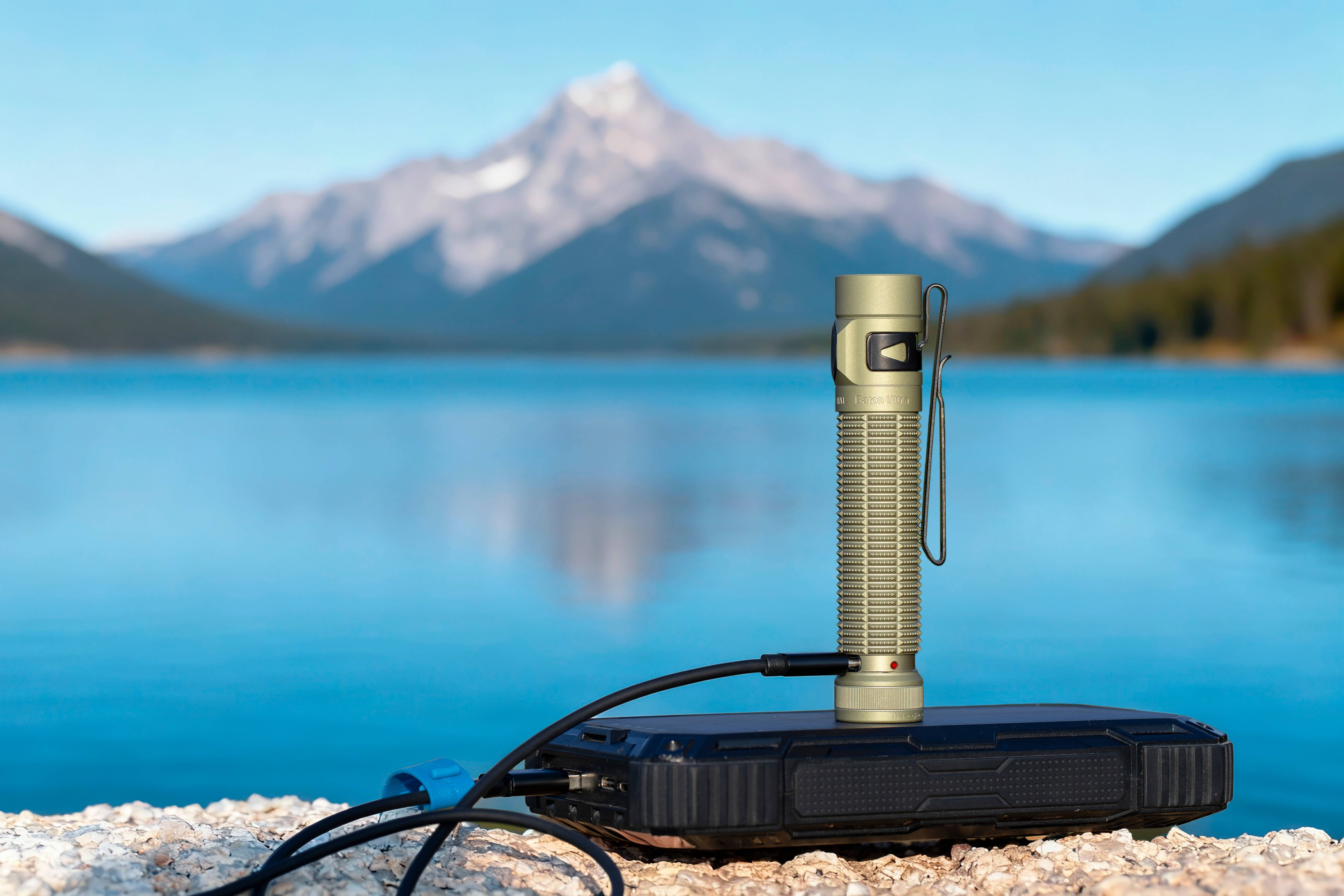 Wiederaufladbare LED-Taschenlampe Olight Baton wird &uuml;ber eine Powerbank geladen