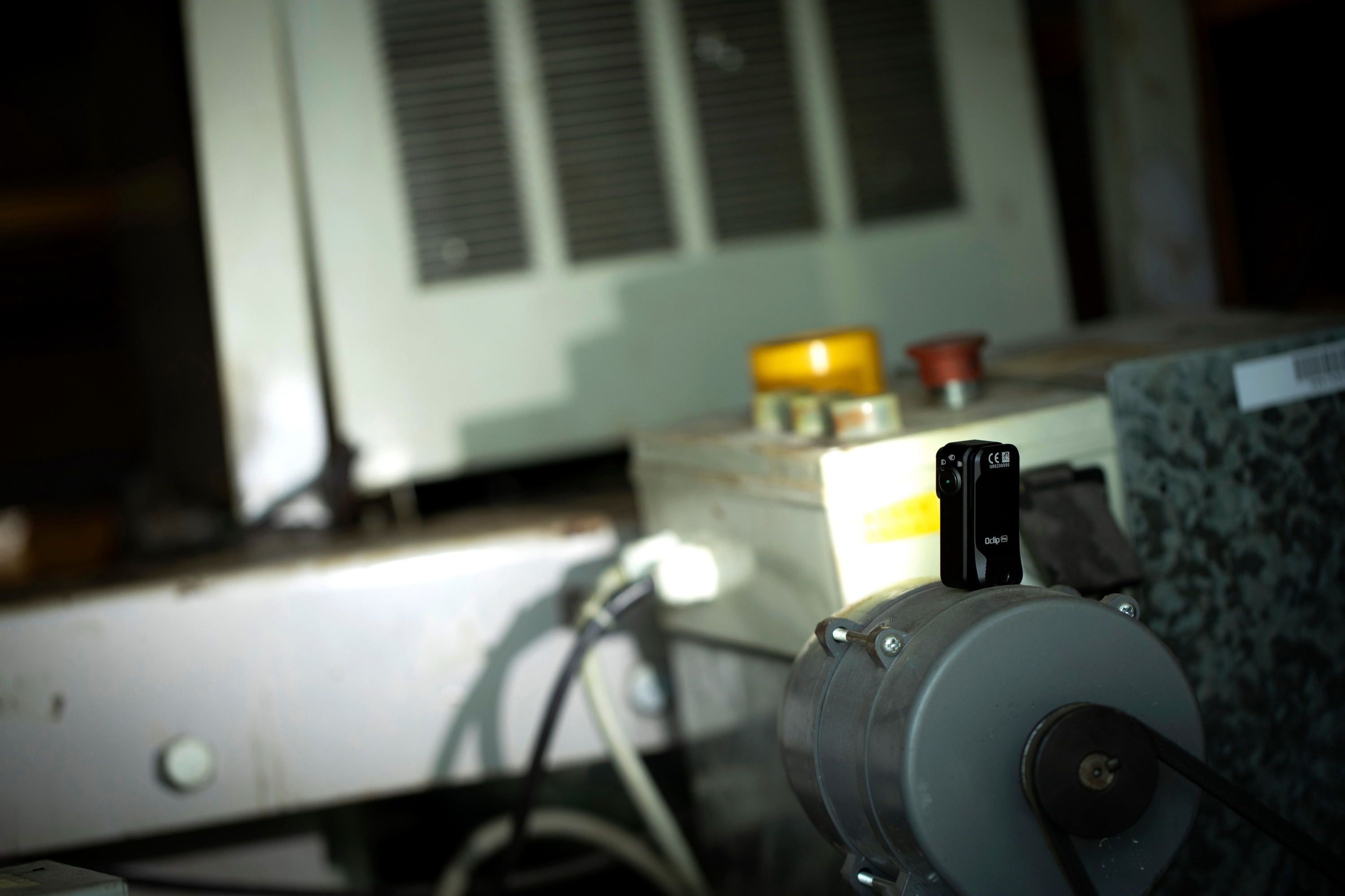 Lampe de poche Olight en charge magn&eacute;tique MCC sur un bureau dans un cadre professionnel.