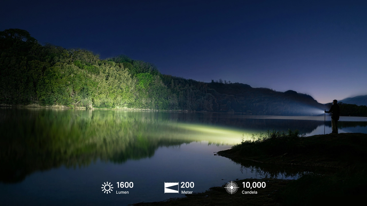 Leistungsstarke LED-Taschenlampe im Outdoor-Einsatz am See bei Nacht mit 1600 Lumen, 200 Meter Reichweite und 10.000 Candela zur hellen Ausleuchtung von Wald und Ufer.