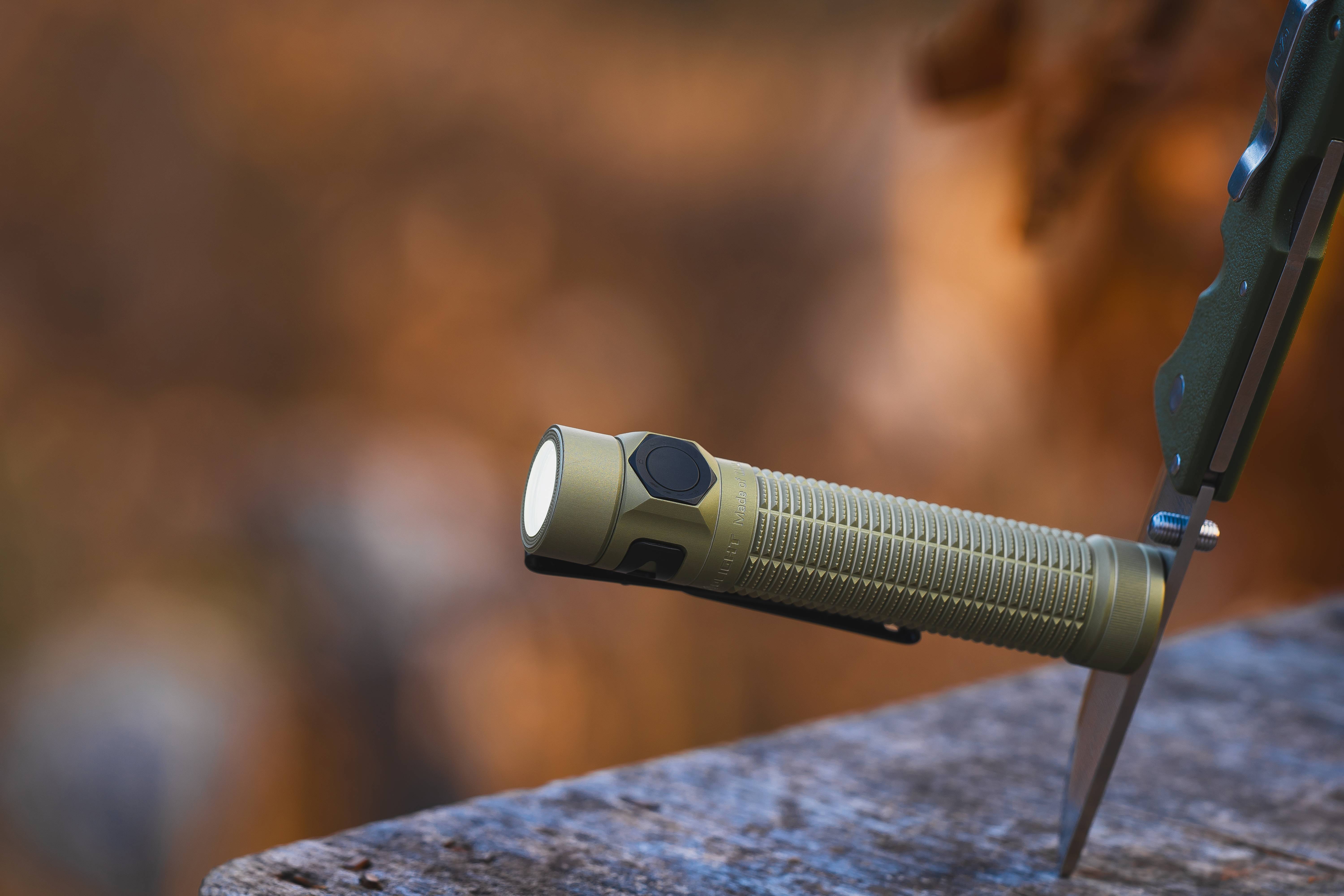 Linterna Olight Baton Ultra con cuerpo en superaleaci&oacute;n OAL y alcance de 300 metros