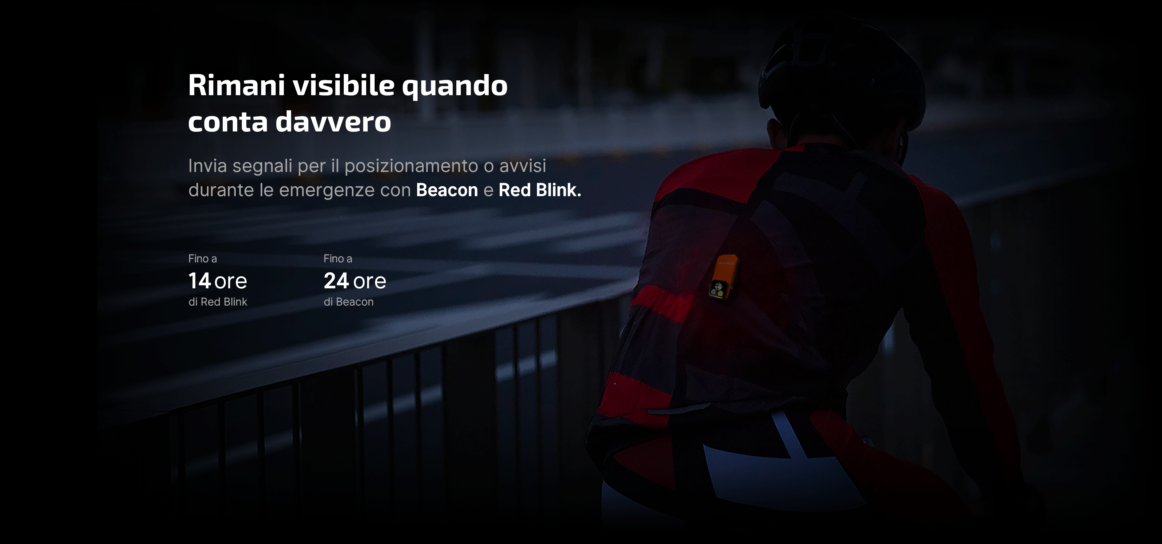 Ciclista con dispositivo di sicurezza Beacon/Red Blink sulla schiena.