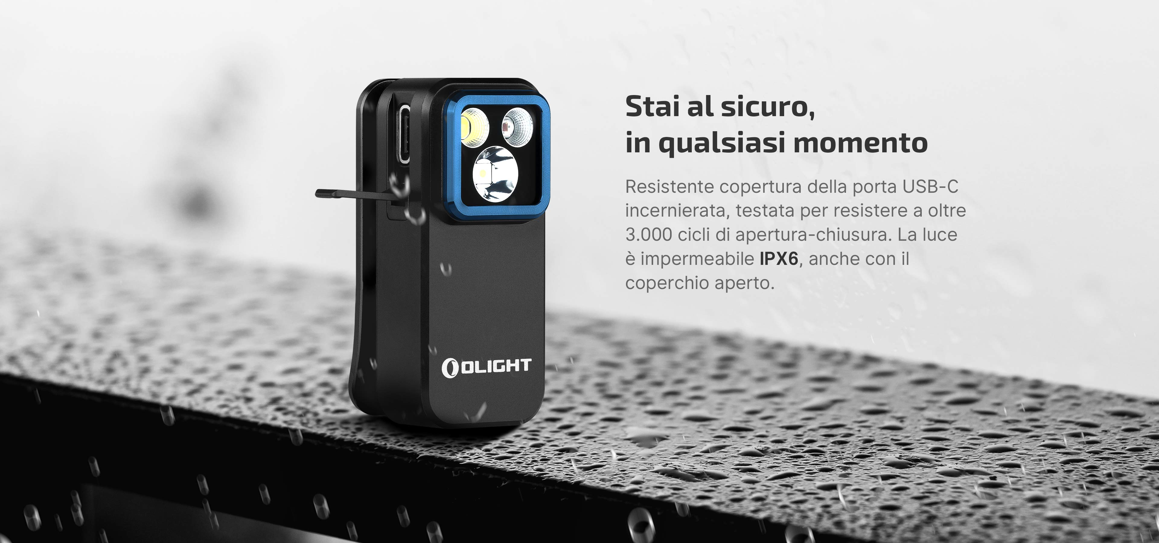 Torcia Olight impermeabile IPX6 con porta USB-C aperta, resistente all'acqua anche sotto la pioggia.