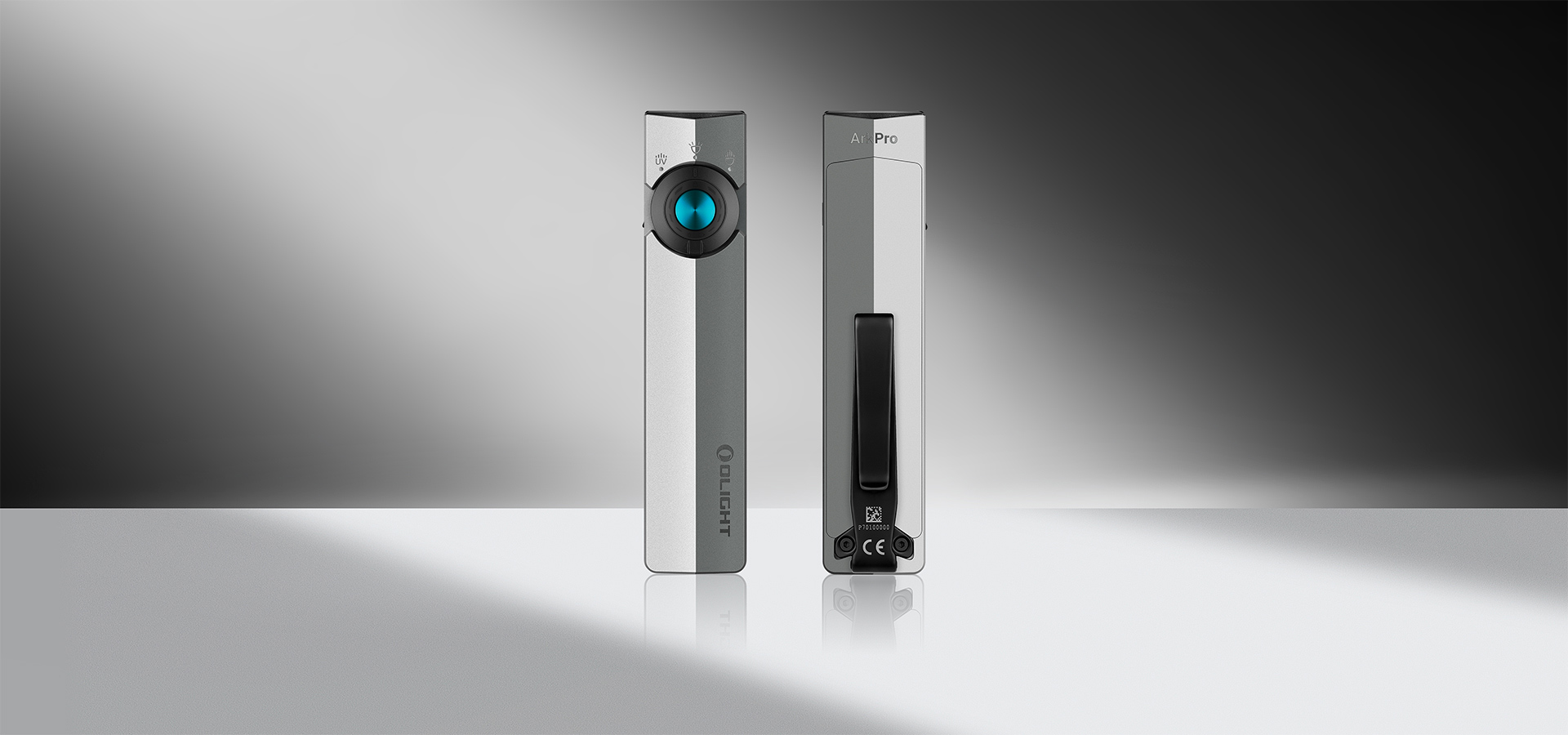 Lampe de poche plate Olight Arkfeld Pro grise, vues avant et arri&egrave;re montrant le bouton de commande et le clip. Lampe EDC polyvalente avec LED, laser vert et lumi&egrave;re UV, design compact et &eacute;l&eacute;gant pour un usage quotidien.