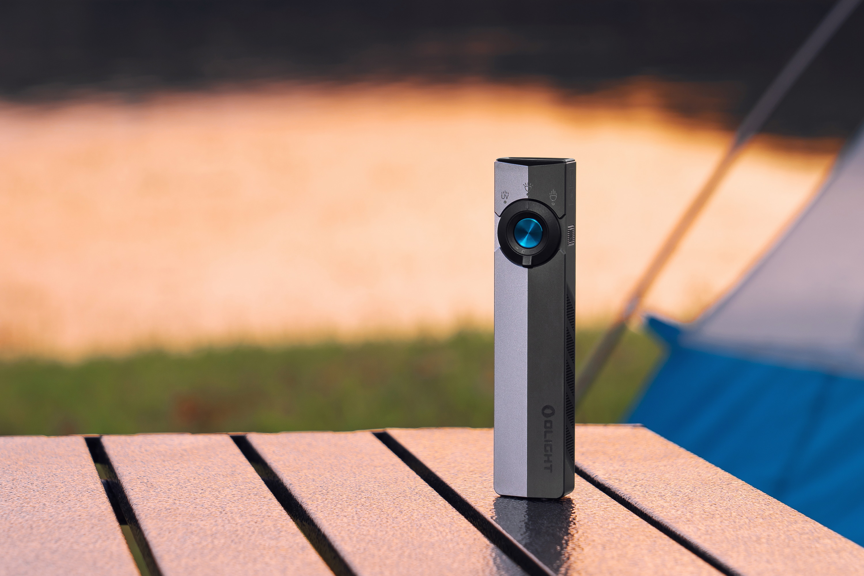 Olight Arkfeld Pro flache EDC Taschenlampe in Grau beim Camping