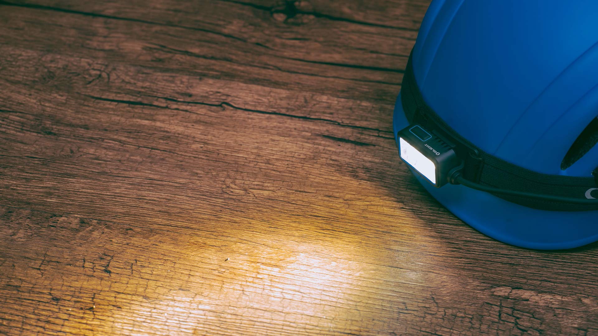 Lampe frontale puissante fix&eacute;e sur un casque de s&eacute;curit&eacute; bleu pour travaux de chantier