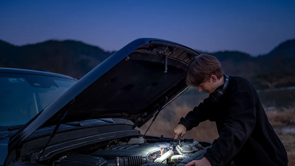 D&eacute;pannage d'urgence sur un moteur avec une lampe torche Baton 4 Pro