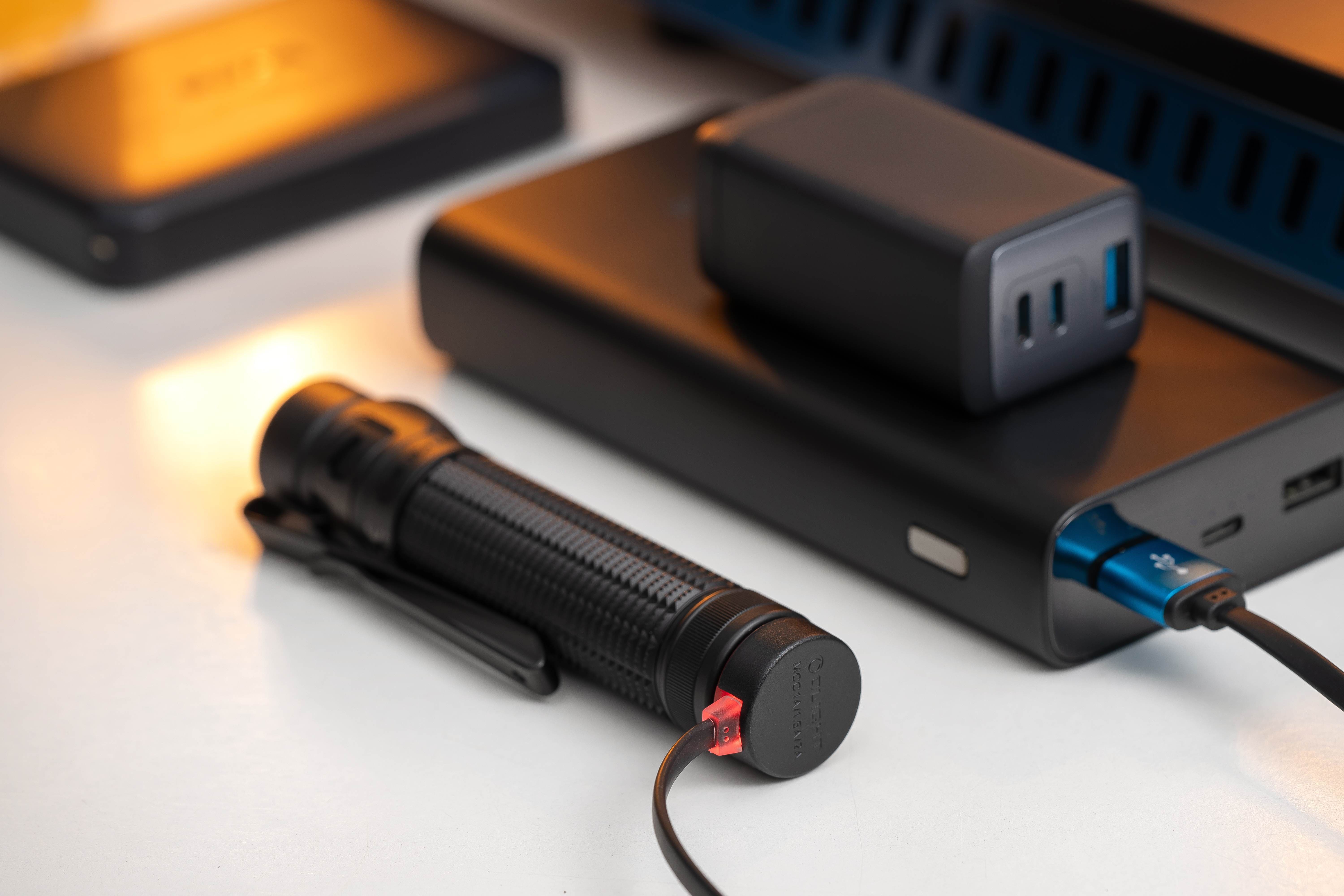 Lampe torche tactique noire en charge magn&eacute;tique