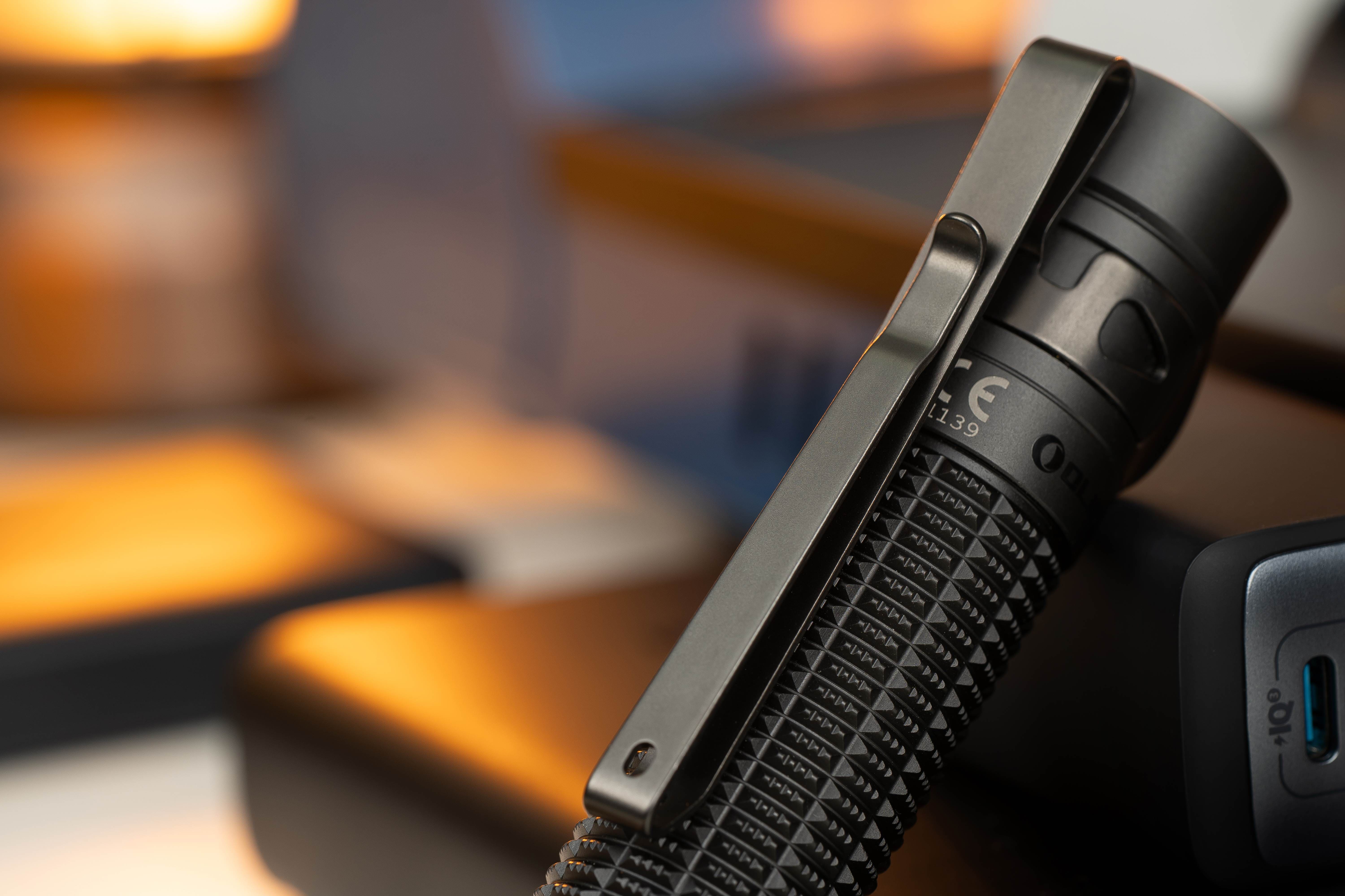 Linterna Olight Baton 4 Pro negra con doble interruptor para uso diario y exterior