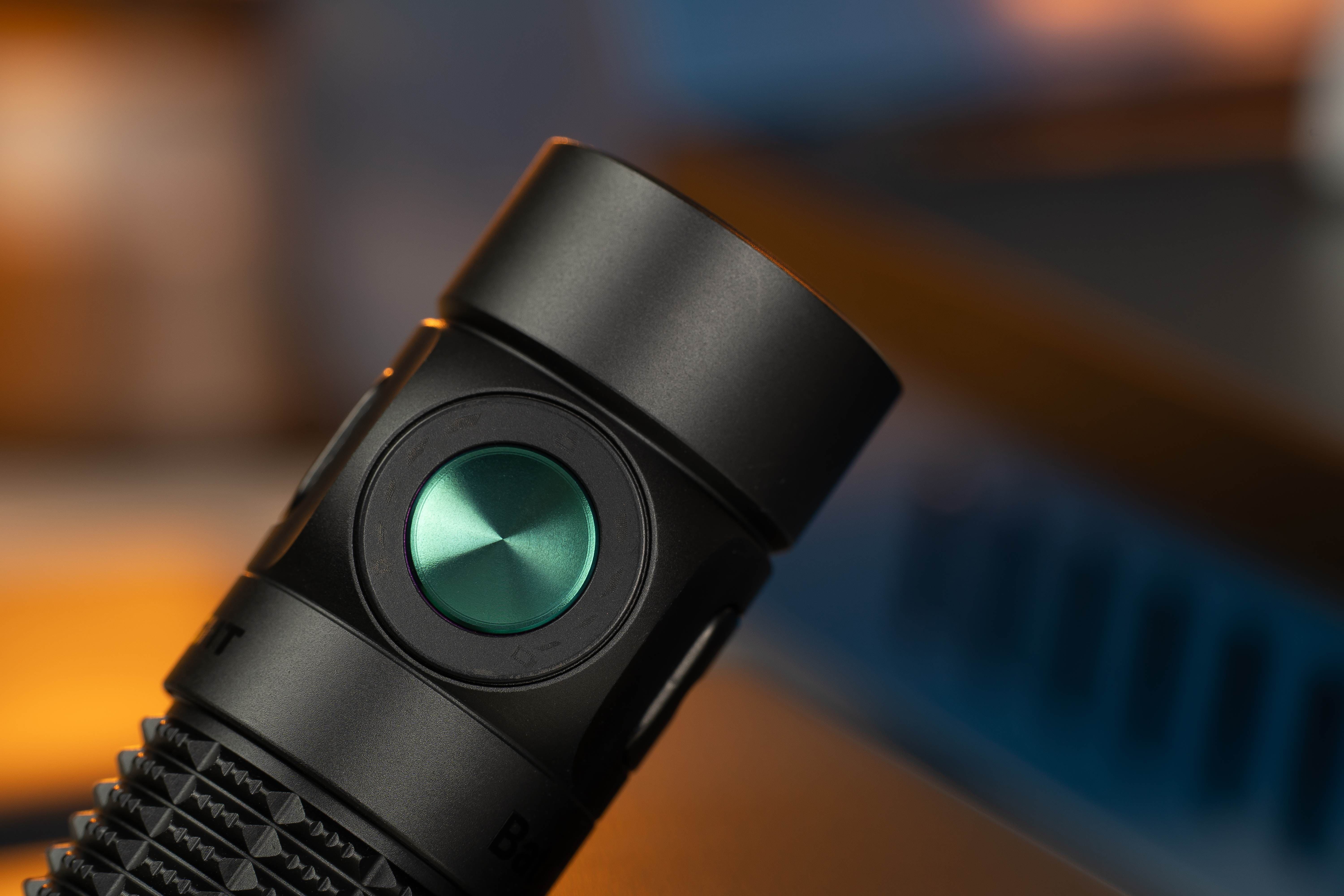 Bouton m&eacute;tallique vert d'une lampe torche LED