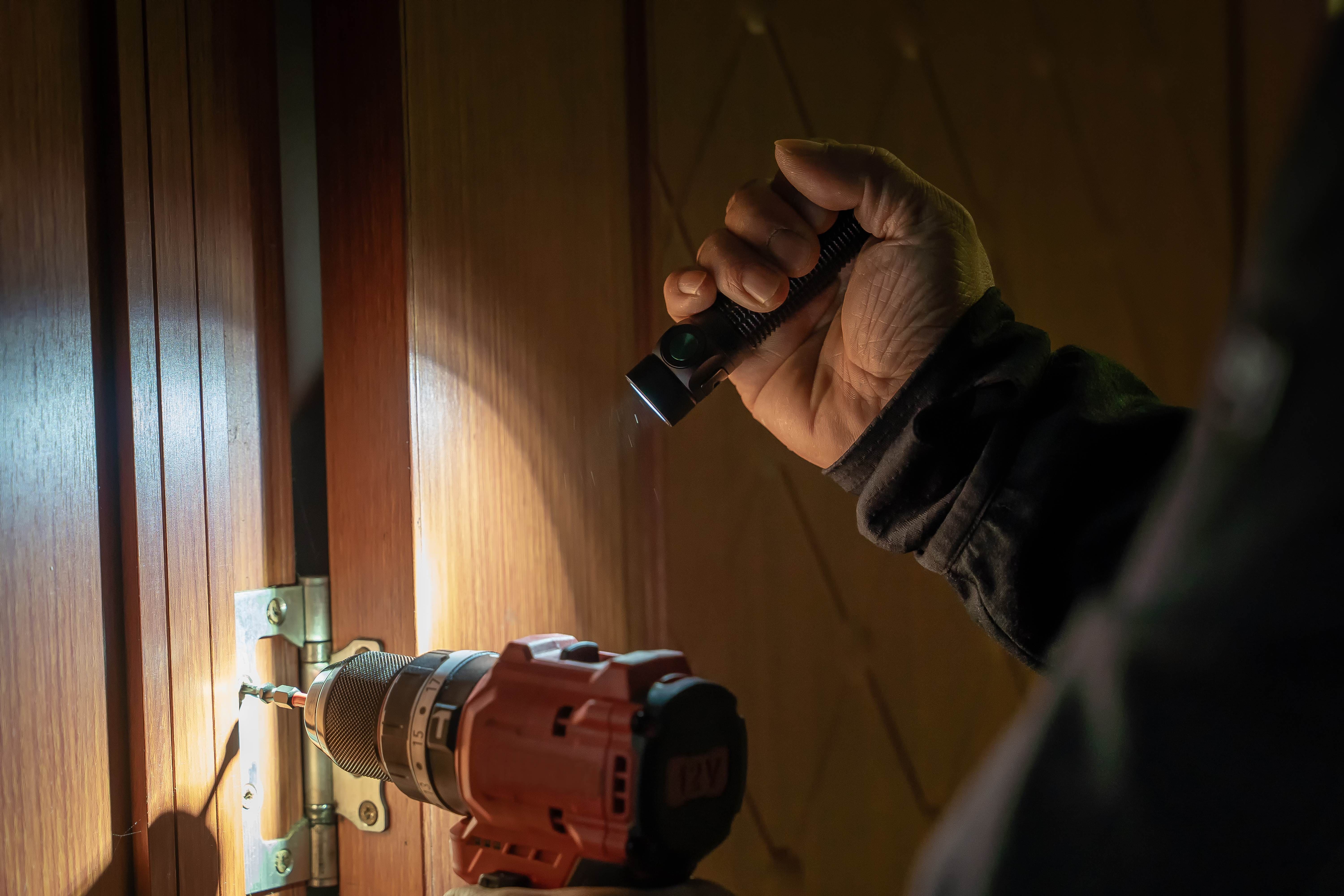 Lampe de poche LED compacte en utilisation