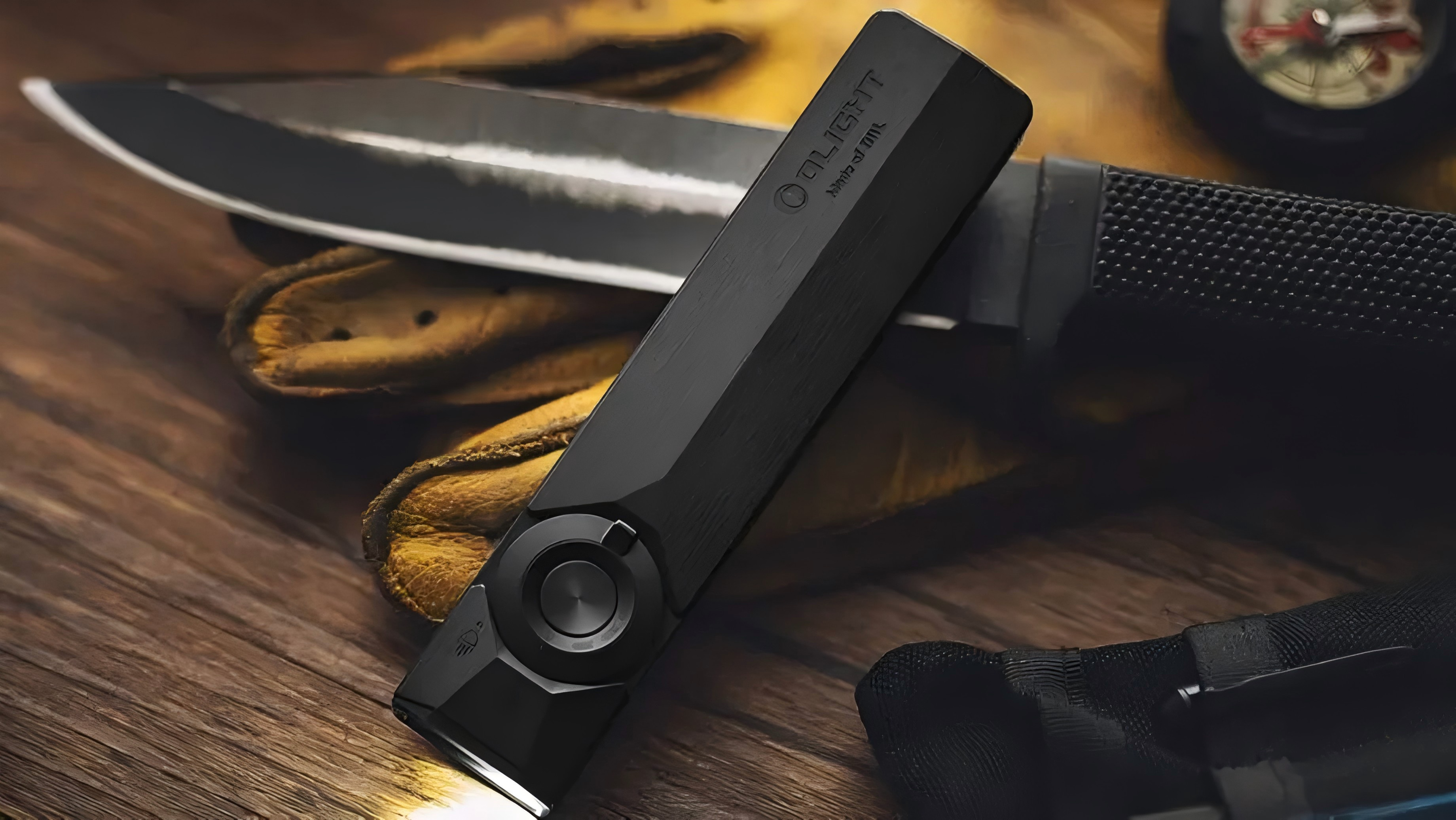 Olight flache LED Taschenlampe in Schwarz auf Holztisch mit Outdoor-Ausrüstung für modernes EDC