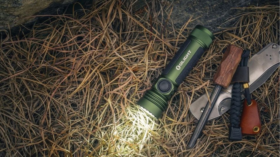 Taschenlampe auf dem Gras