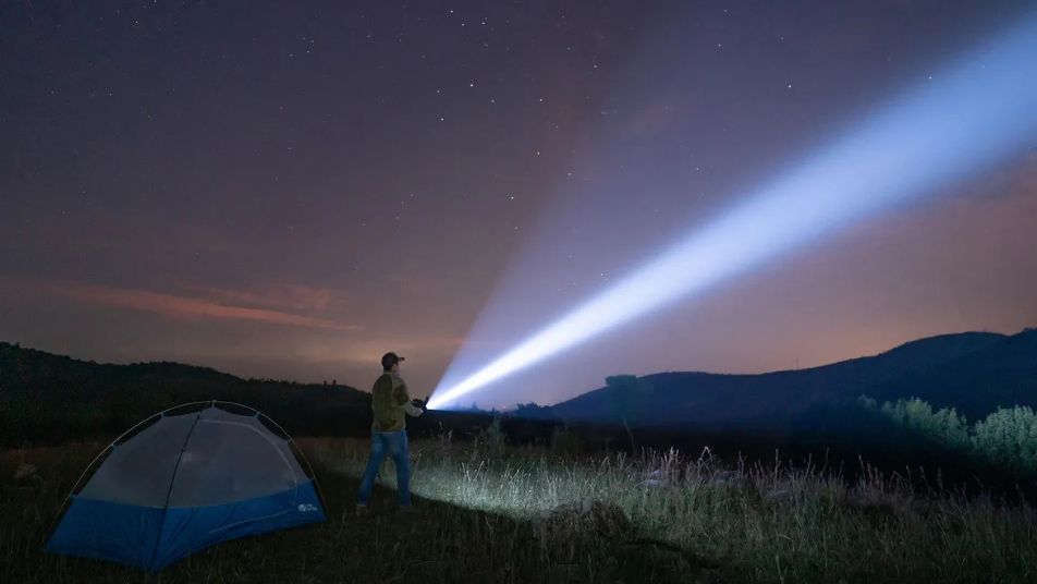 Im Außenbereich wird eine starke Taschenlampe zur Beleuchtung eingesetzt.