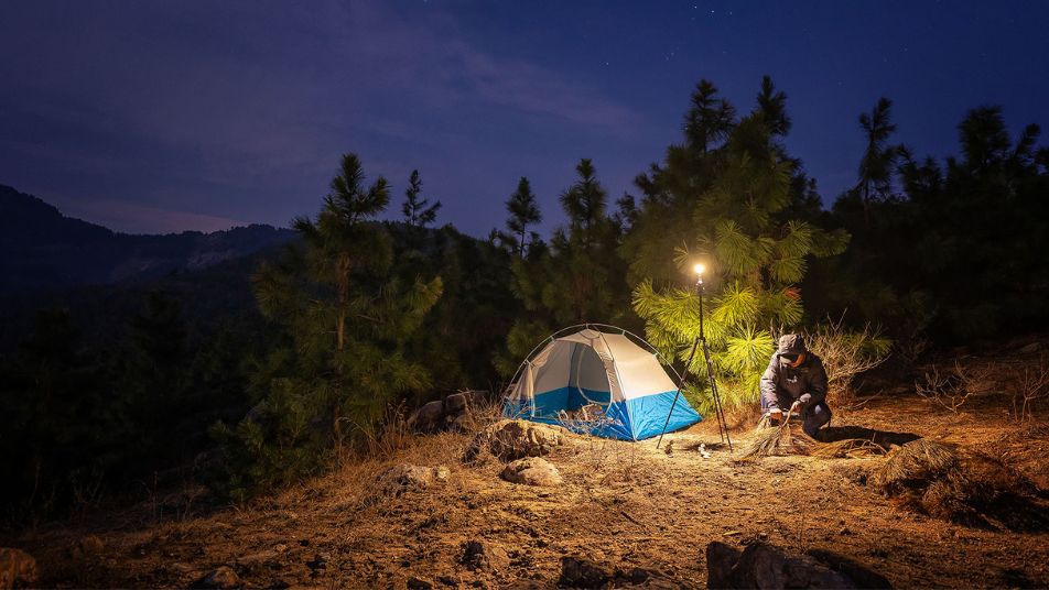 Verwenden Sie eine Taschenlampe, um im Freien für Beleuchtung zu sorgen