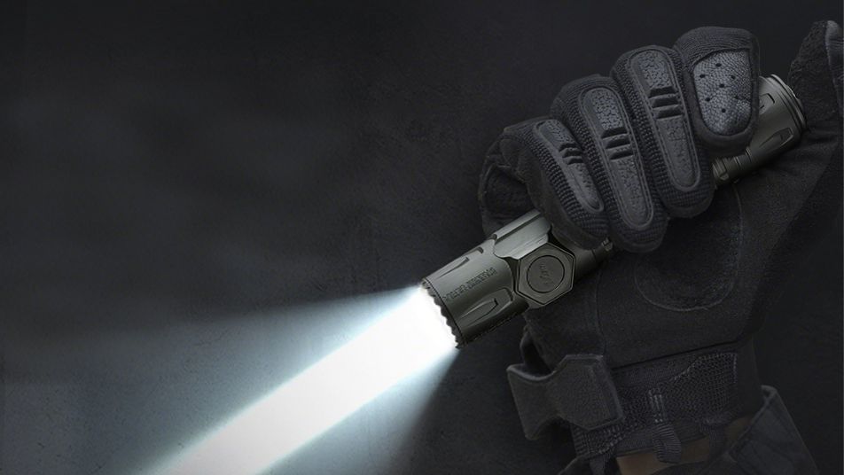 Schalten Sie die Taschenlampe ein, um für Beleuchtung zu sorgen