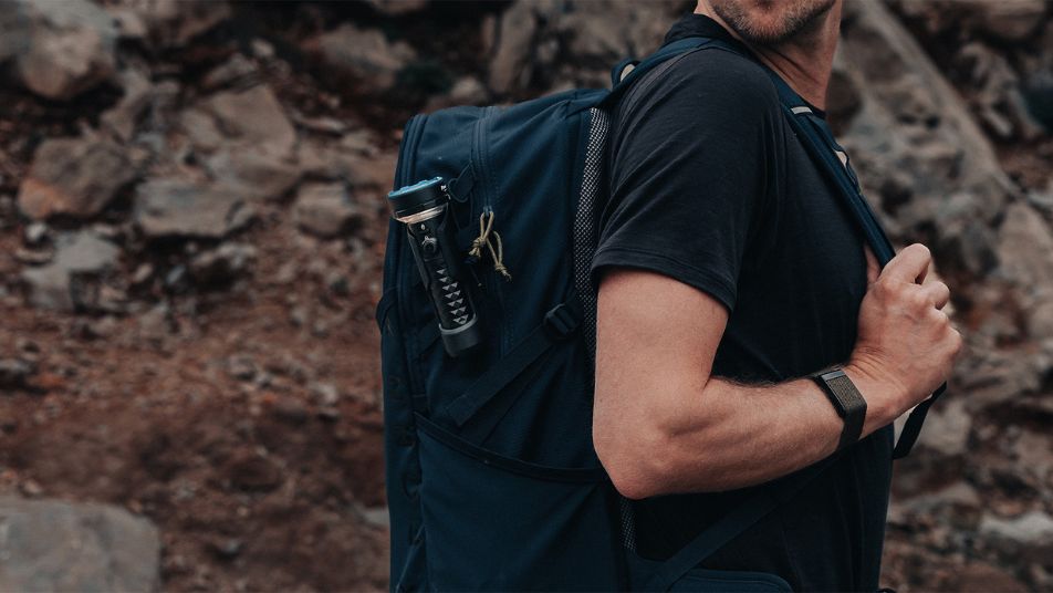 Taschenlampe hängt an der Tasche