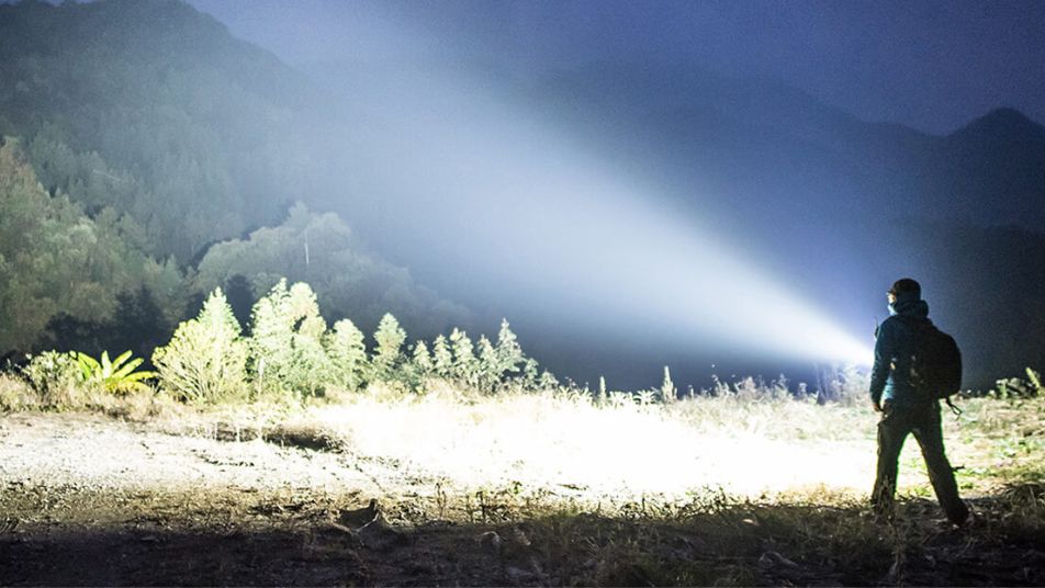 Verwenden Sie nachts eine starke Taschenlampe