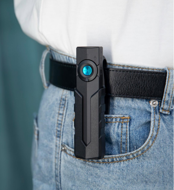 Lampe de poche tactique compacte EDC avec clip de ceinture, fix&eacute;e sur une poche de jean. Accessoire d'&eacute;clairage portable et robuste pour les activit&eacute;s de plein air et le quotidien.