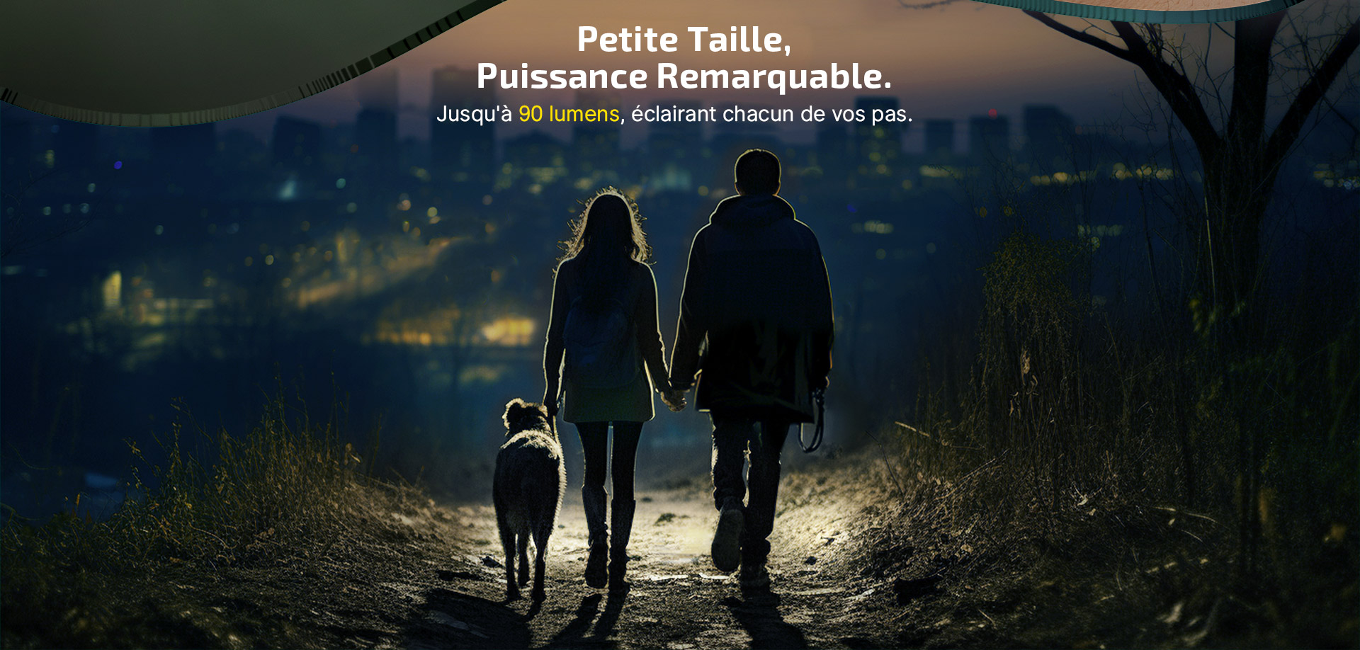 Couple se promenant la nuit &eacute;clair&eacute; par une lampe torche compacte sur un sentier