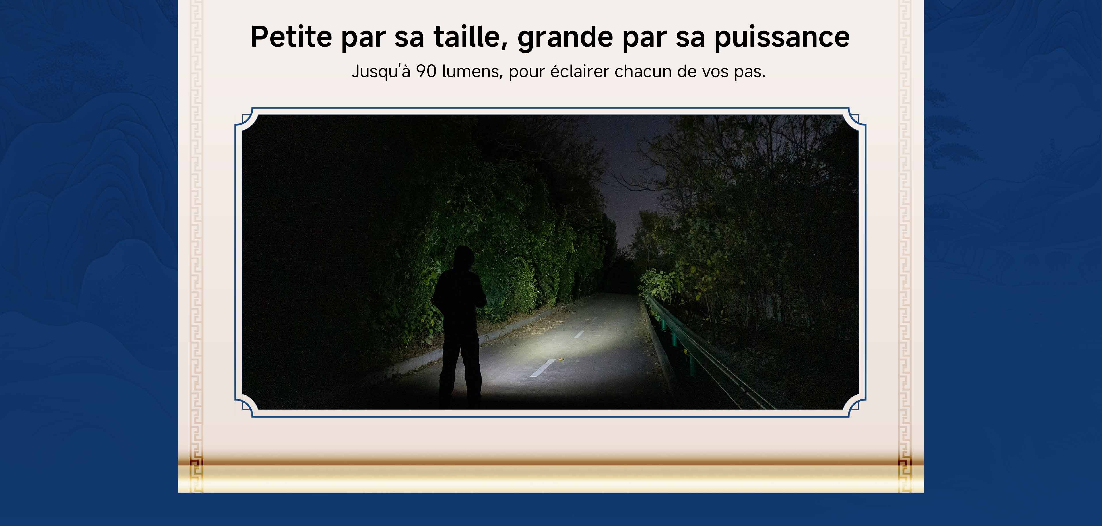 Faisceau lumineux d'une mini lampe torche &eacute;clairant le chemin la nuit