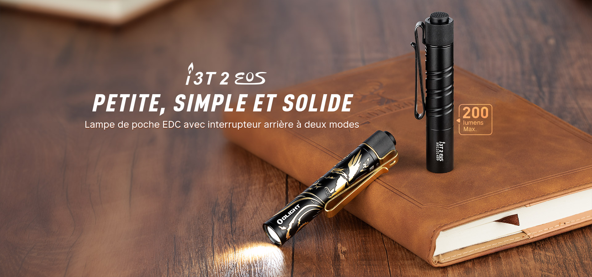 Lampe de poche EDC Olight i3T 2 EOS compacte et puissante 200 lumens sur un carnet en cuir marron