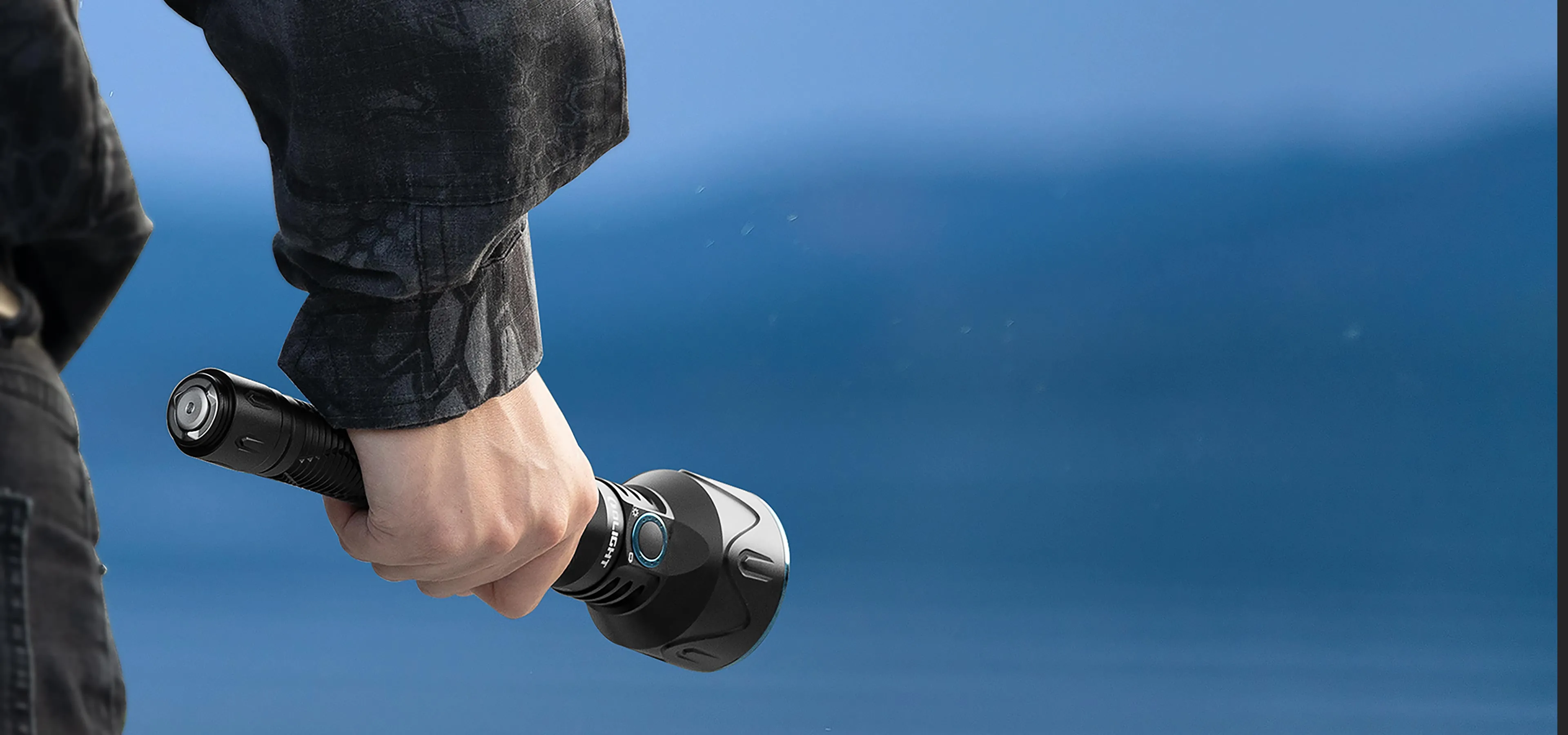 Lampe torche puissante Olight tenue en main pour activit&eacute;s de plein air, recherche et s&eacute;curit&eacute; nocturne