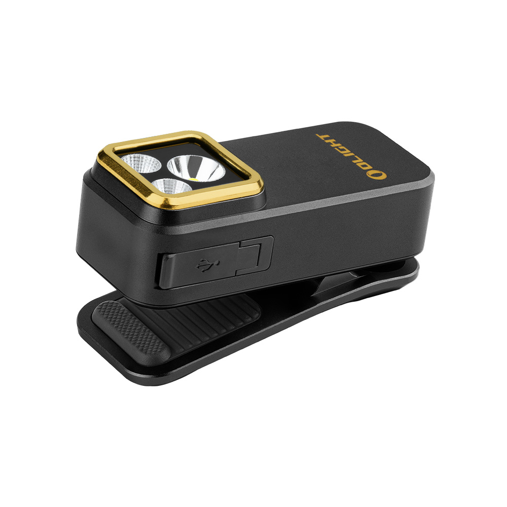 Lampe de poche compacte Olight noire avec bordure dorée et trois LED puissantes, idéale pour le transport quotidien EDC et les activités de plein air.
