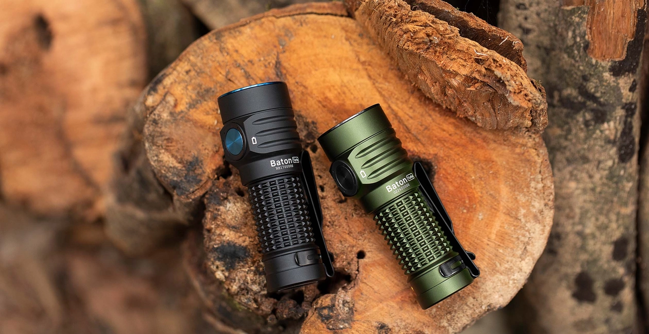 Olight Baton Turbo kompakte LED Taschenlampen in Schwarz und Olivgr&uuml;n auf Holzscheiten. Hochleistungs-Ausr&uuml;stung f&uuml;r Outdoor, Notfallvorsorge und Everyday Carry.