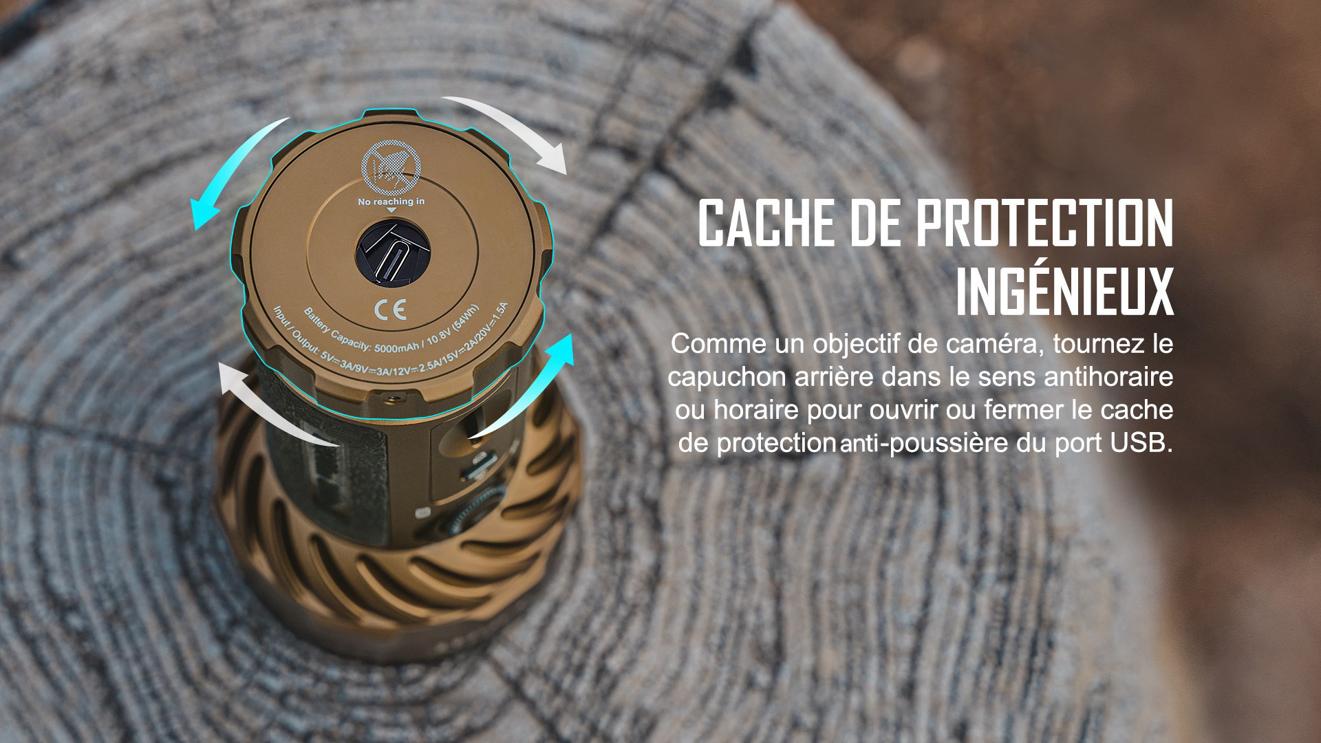 Cache de protection rotatif anti-poussi&egrave;re pour port USB d'une lampe torche tactique robuste pos&eacute;e sur une souche de bois