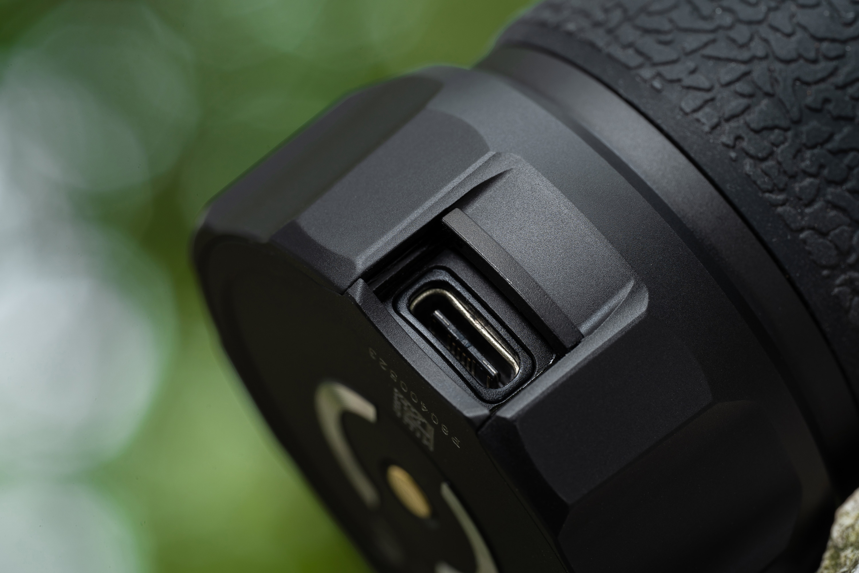 Puerto de carga USB-C en un dispositivo electrónico negro con textura.