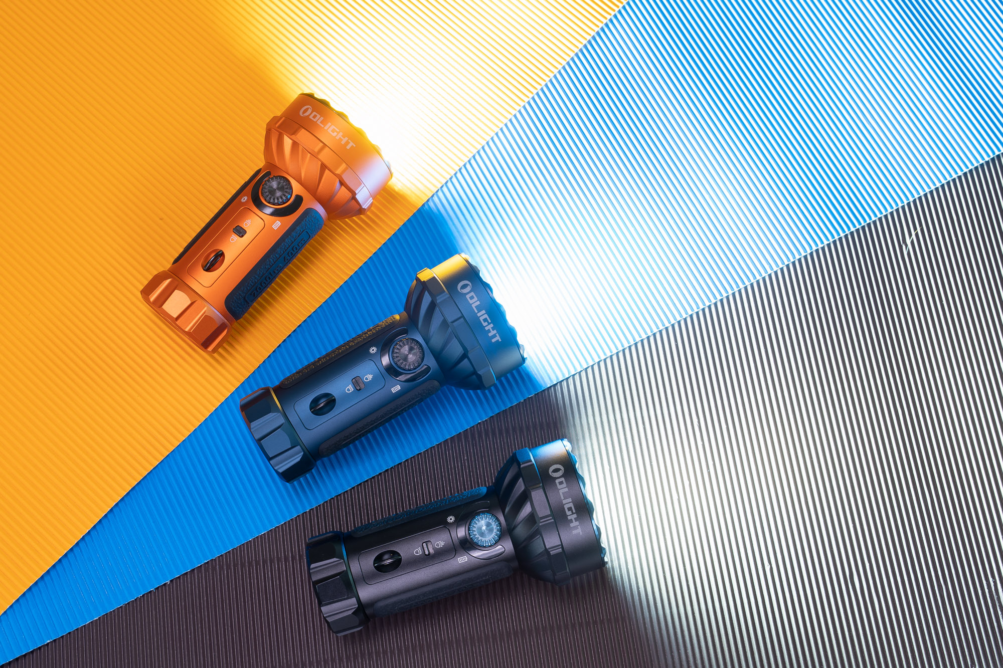 Linternas Olight de alta potencia emitiendo luz brillante.