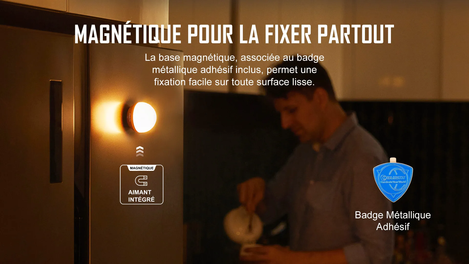 Lampe LED magn&eacute;tique Olight fix&eacute;e sur un r&eacute;frig&eacute;rateur avec badge m&eacute;tallique adh&eacute;sif
